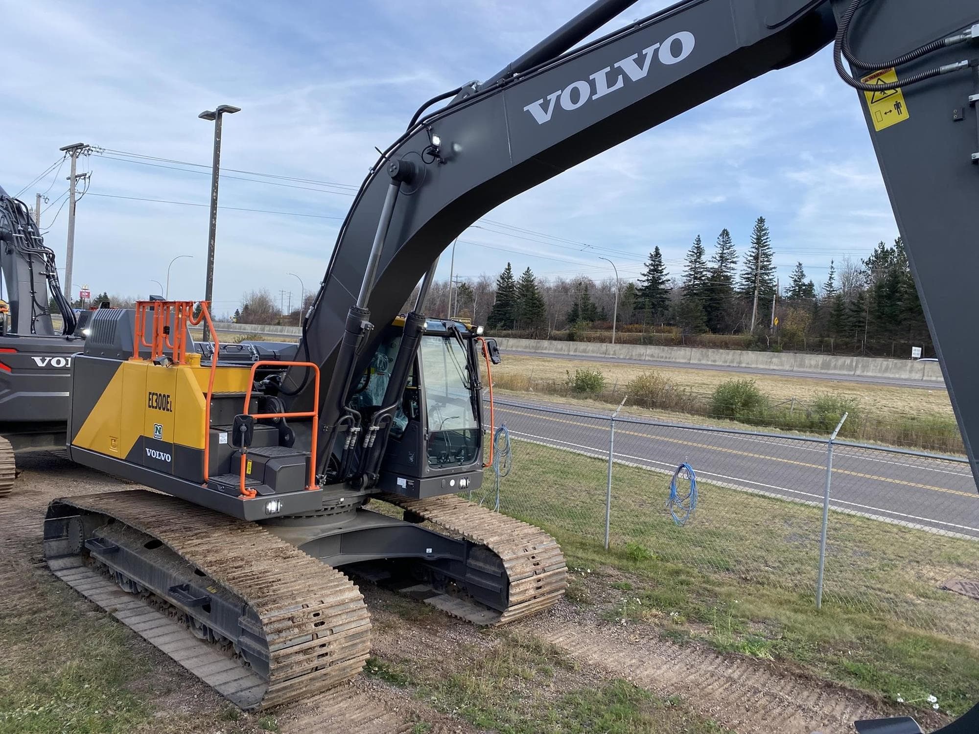 VOLVO EC300EL 8J51Twu.jpeg
