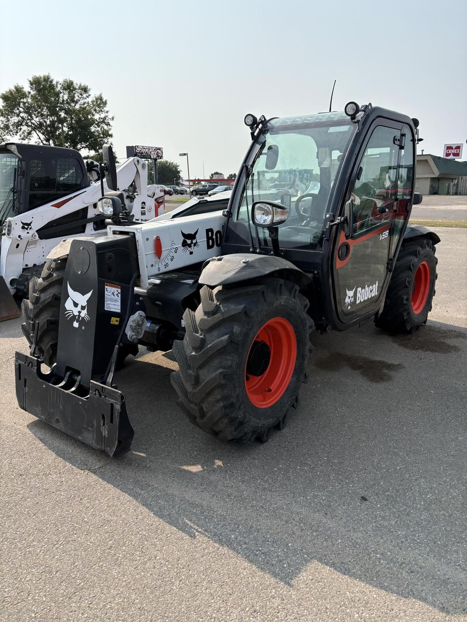 BOBCAT V519 NRHlxmh.jpeg