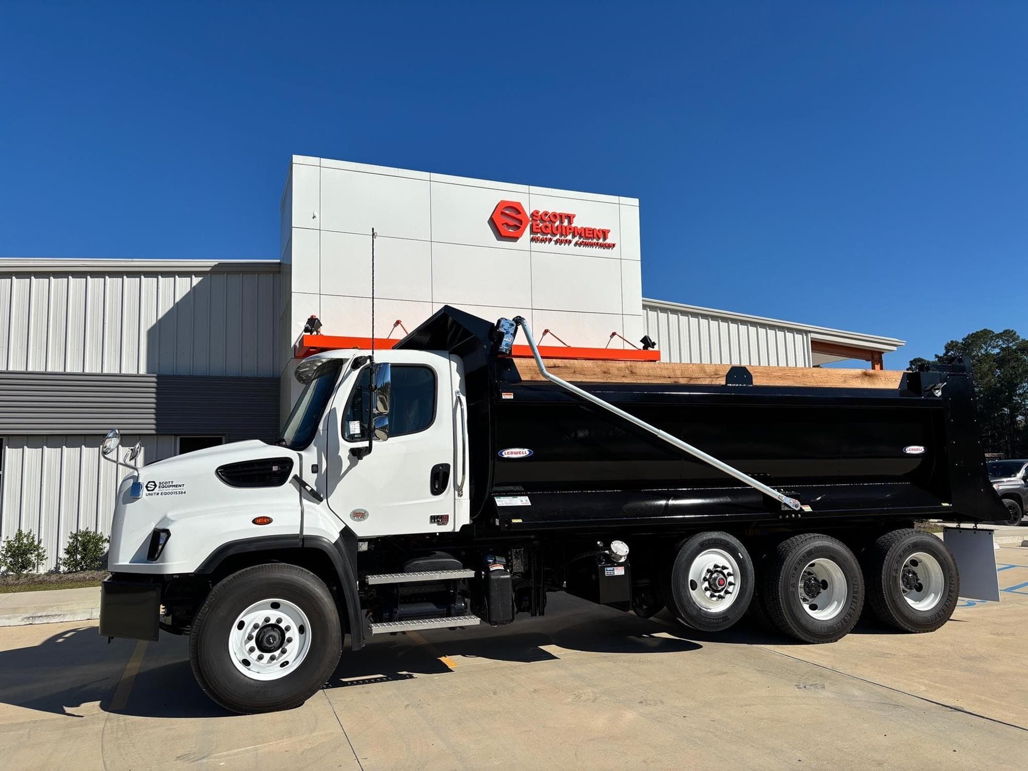 FREIGHTLINER 114SD PLUS shvX3aT.jpeg