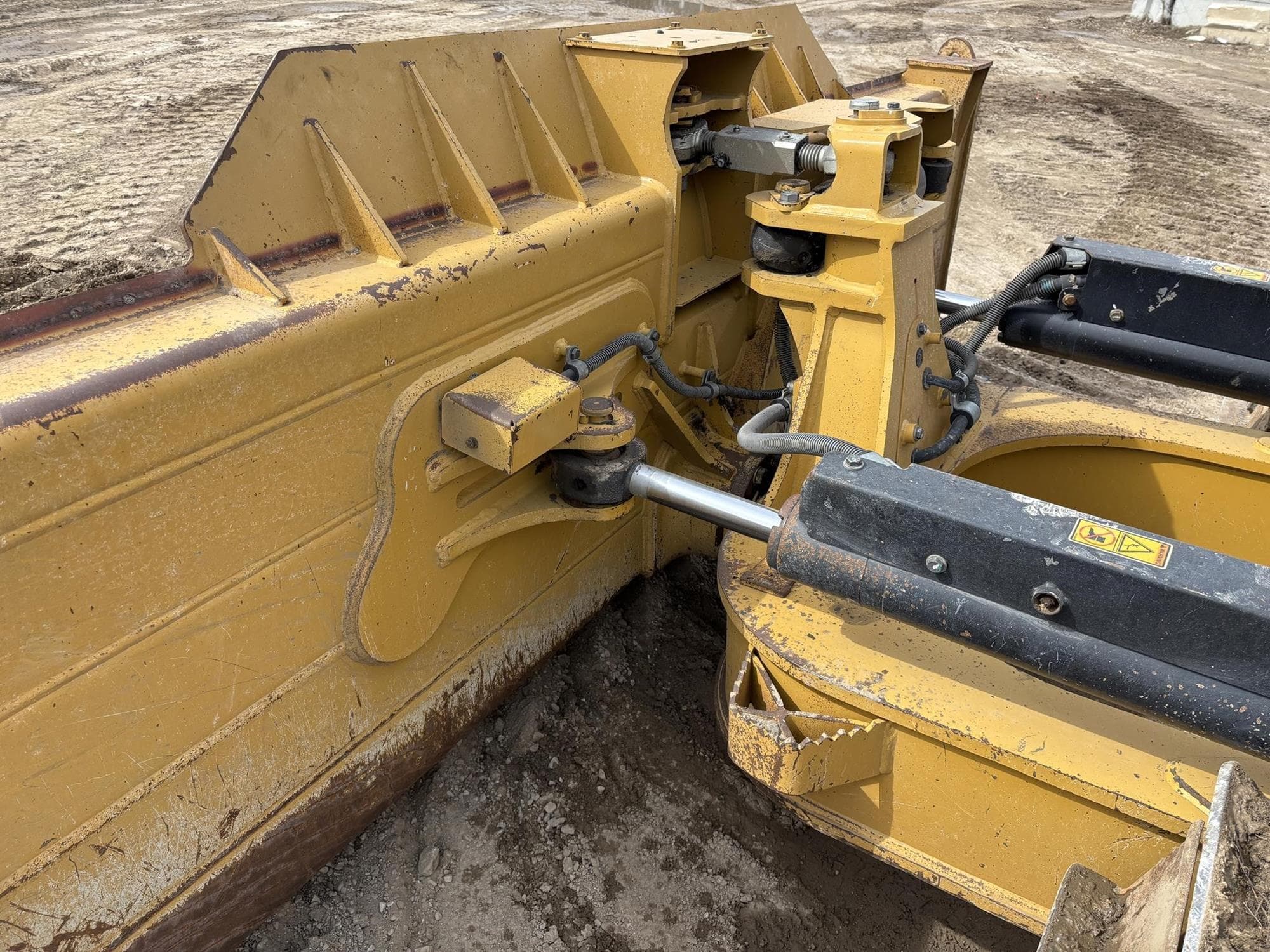 CATERPILLAR D6N LGP MPH0BvG.jpeg