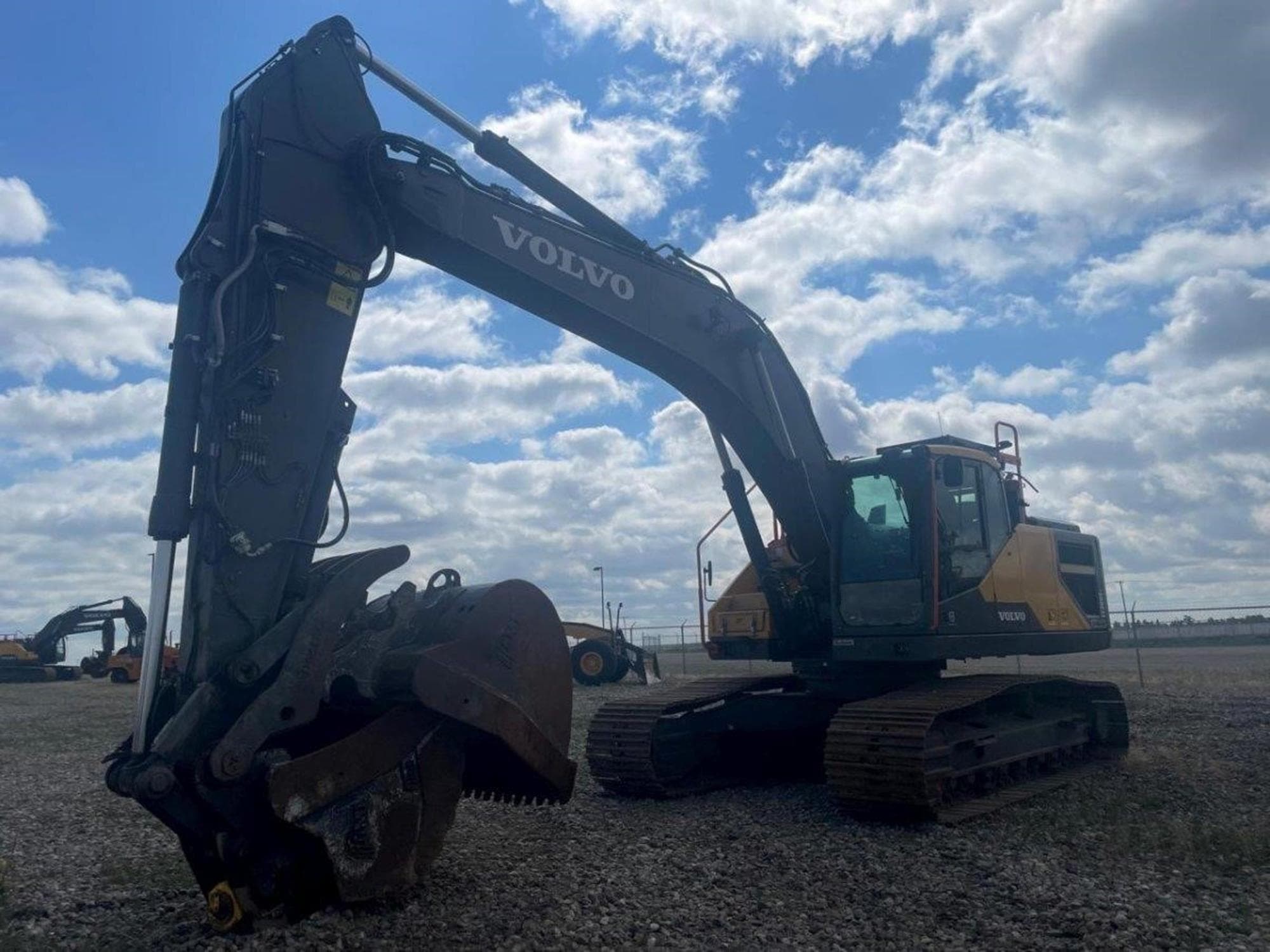 VOLVO EC300E WI1Y2qh.jpeg
