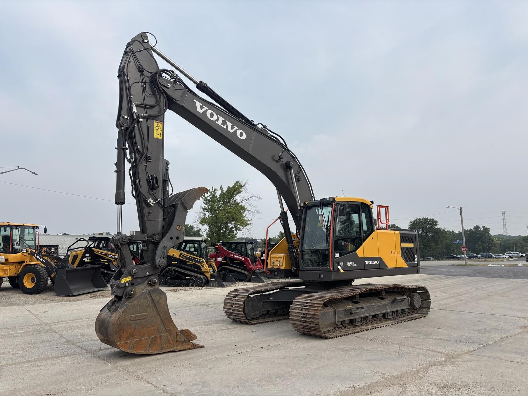 VOLVO EC220EL kiuV86o.jpeg