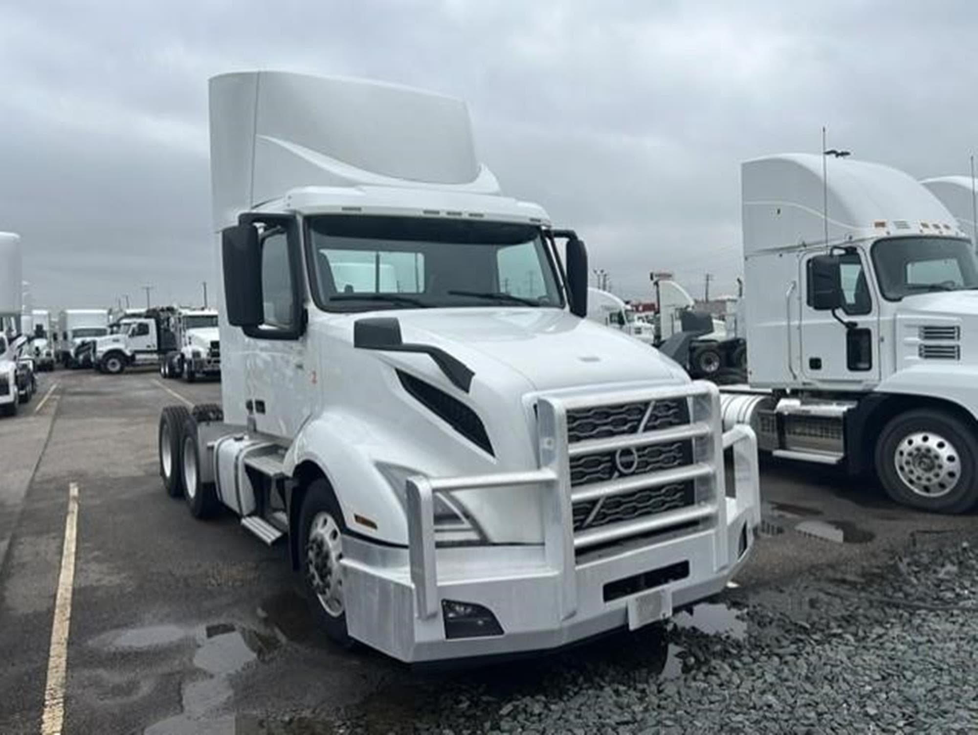 VOLVO VNL64T300 nMjTp4d.jpeg