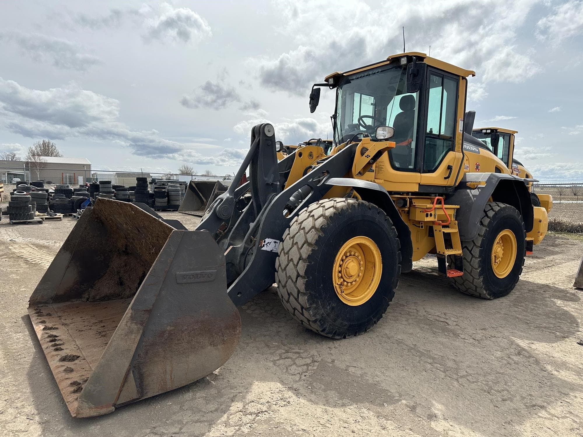 VOLVO L90H jBibhrd.jpeg