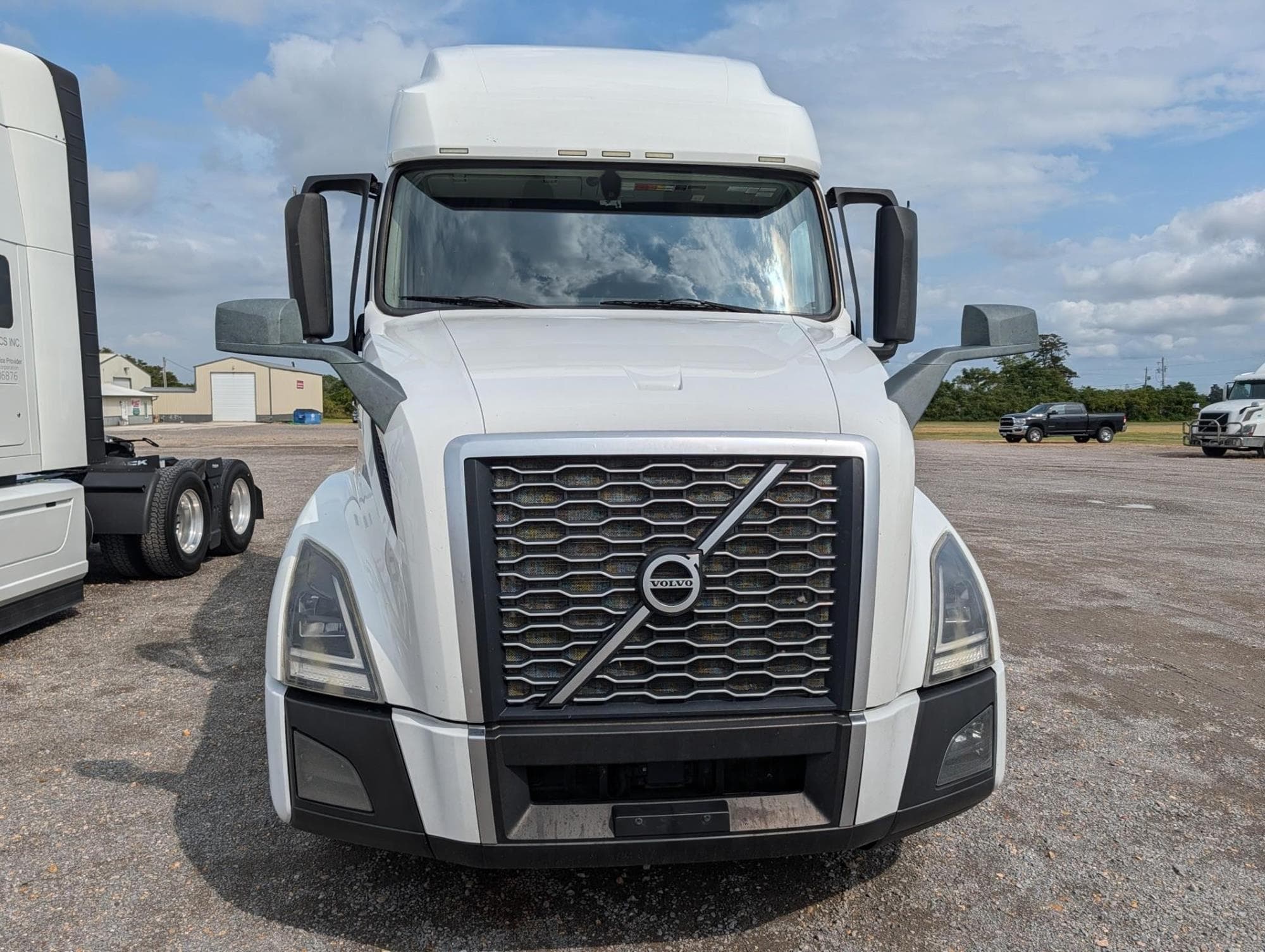 VOLVO VNL64T760 HrWOmZ5.jpeg