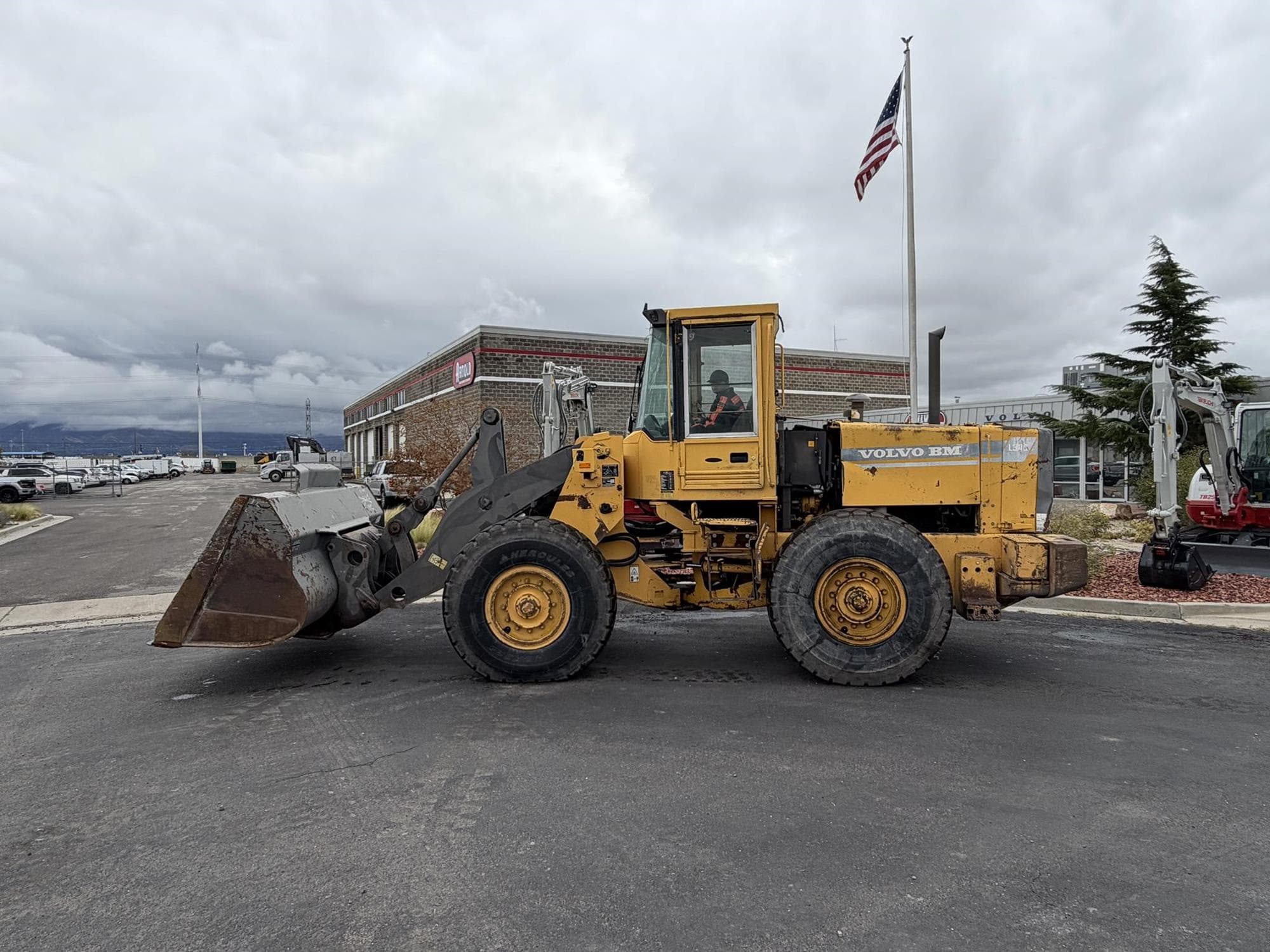 VOLVO L90C 2f2cd1z.jpeg