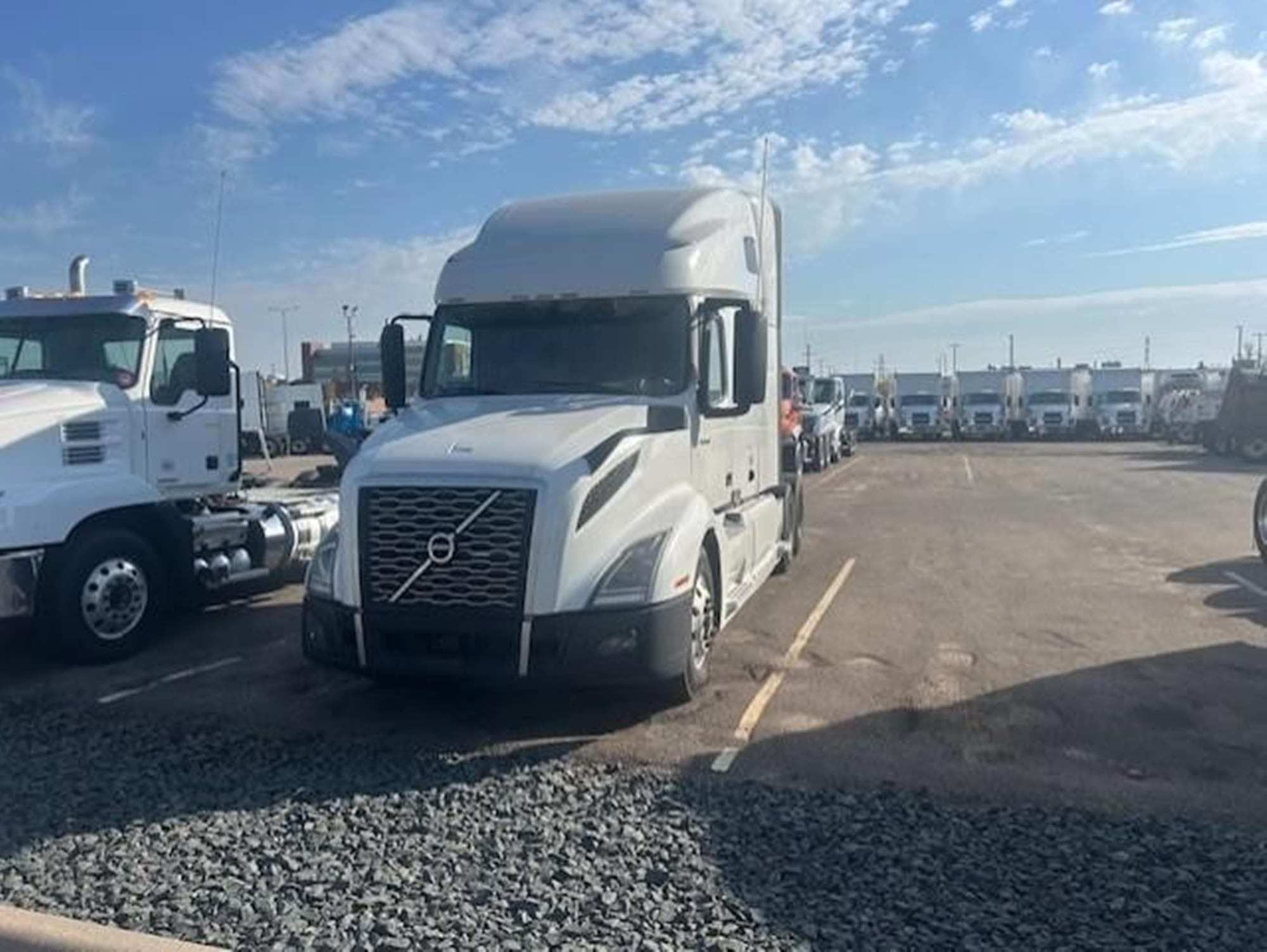 VOLVO VNL64T760 %2b%2bV.jpeg