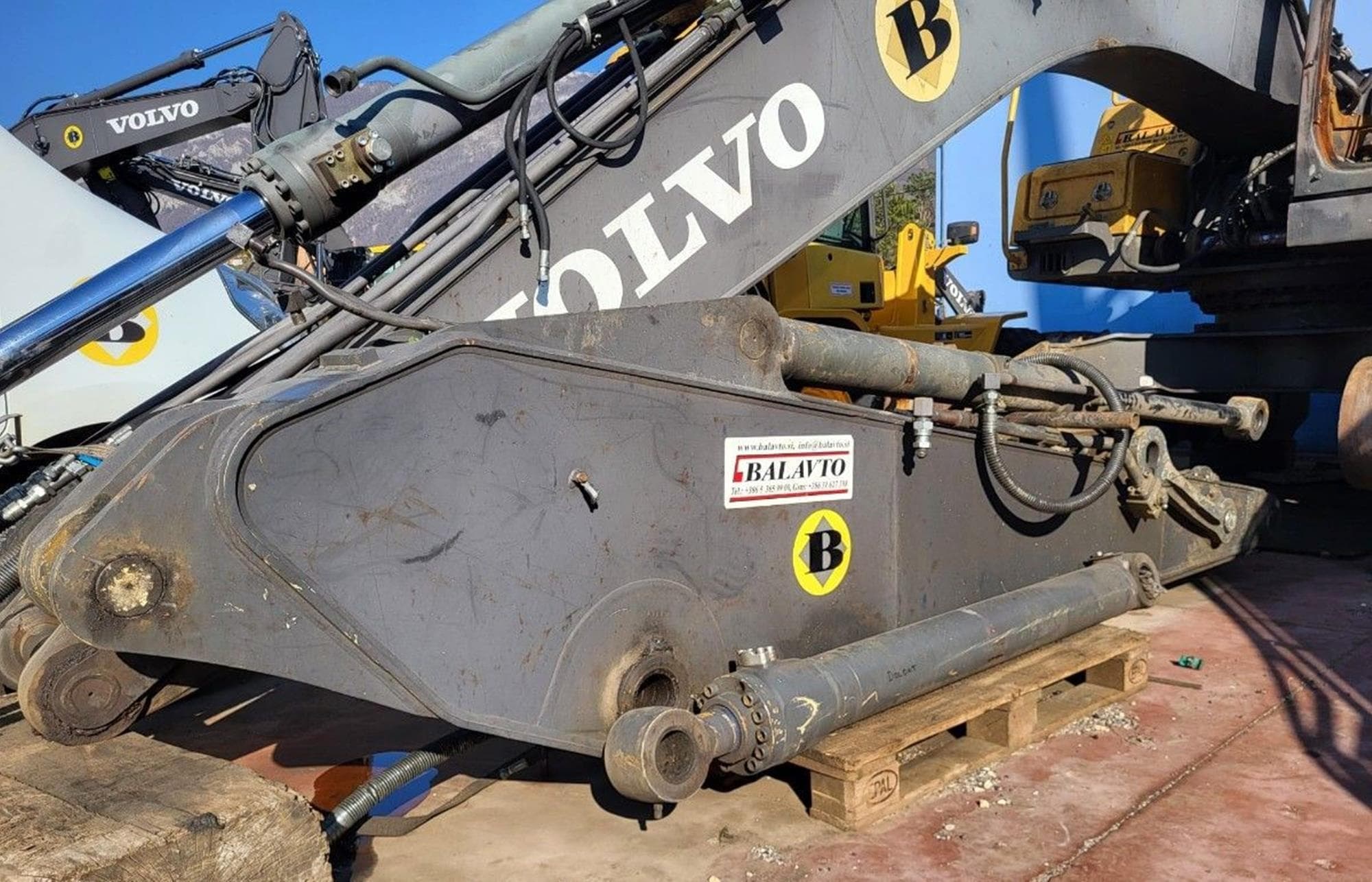 Volvo_digging_arm_14606868_Balavto_1.jpg