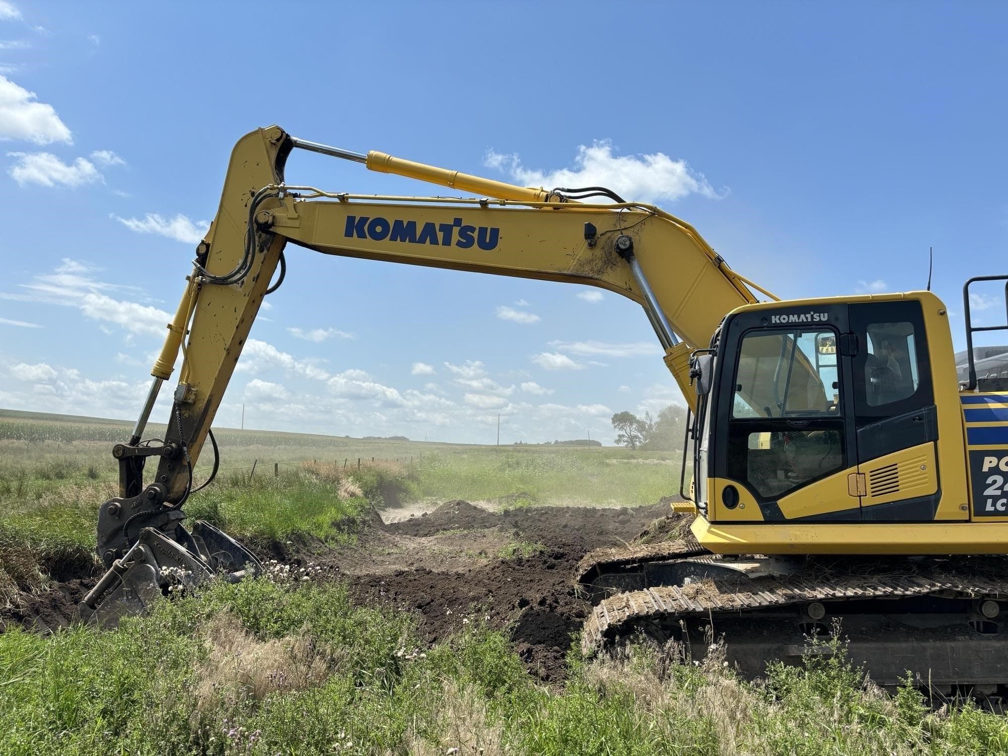KOMATSU PC240 LC-11 H%2fS4y.jpeg