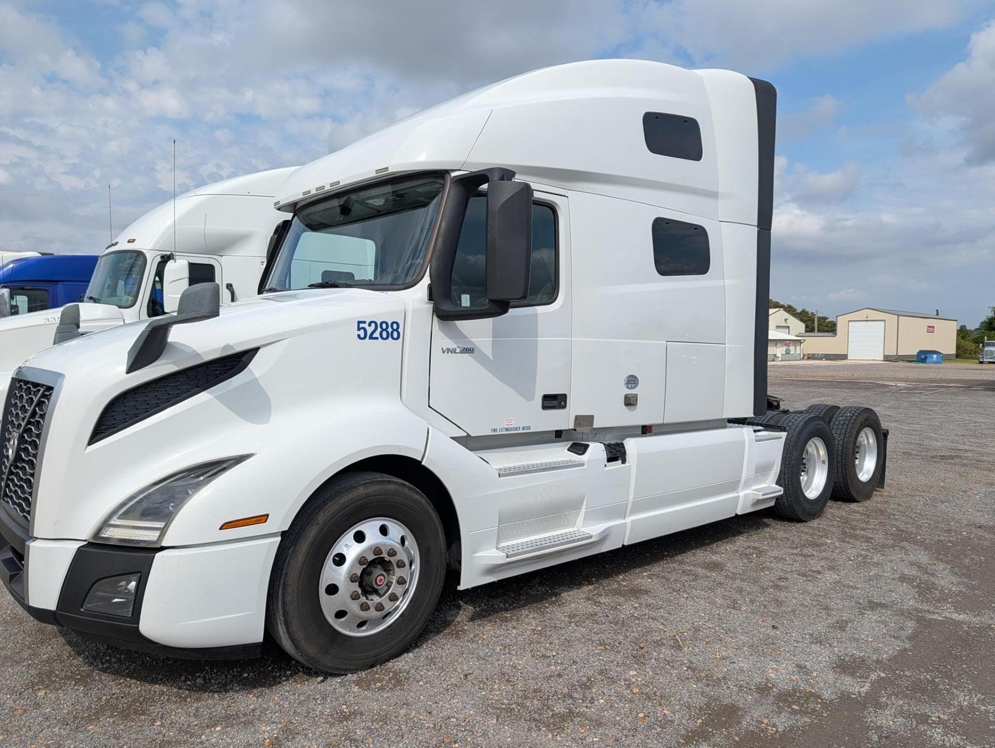VOLVO VNL64T760 5m7azbA.jpeg