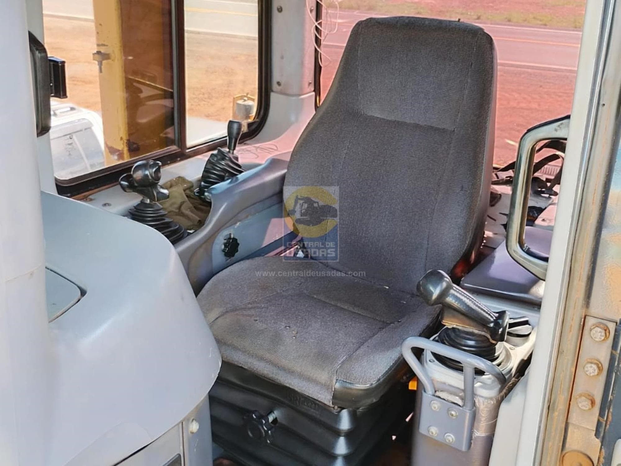 KOMATSU D61EX-15E0 NhccNY4.jpeg