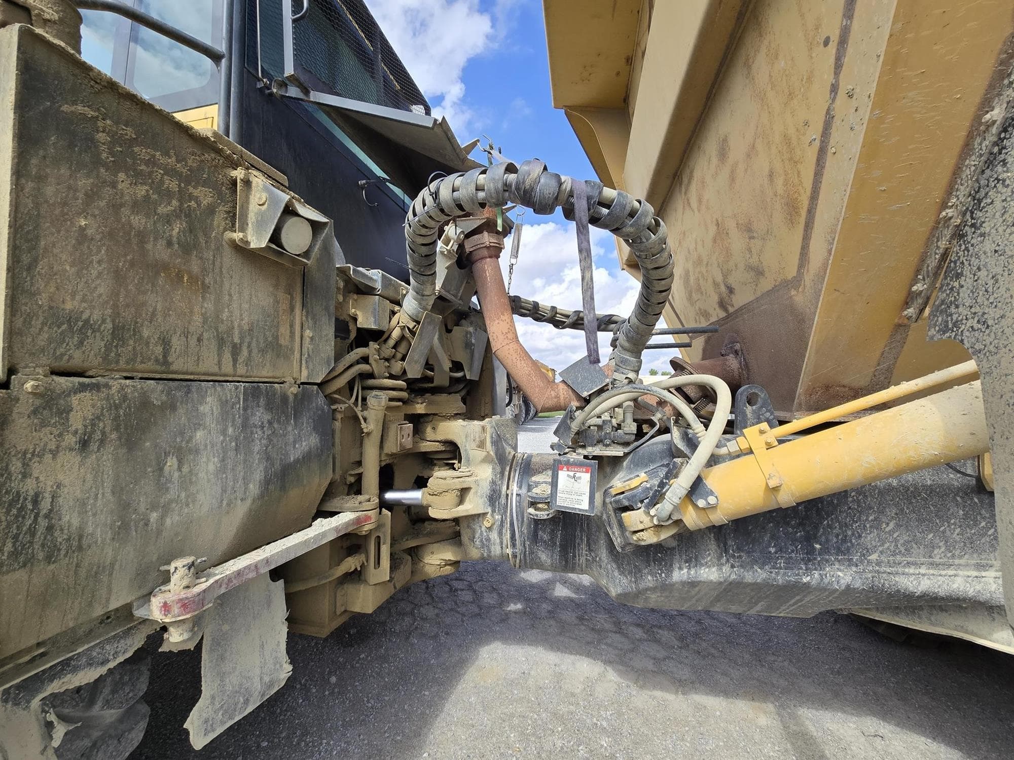 KOMATSU HM400-3 aXEXG2s.jpeg