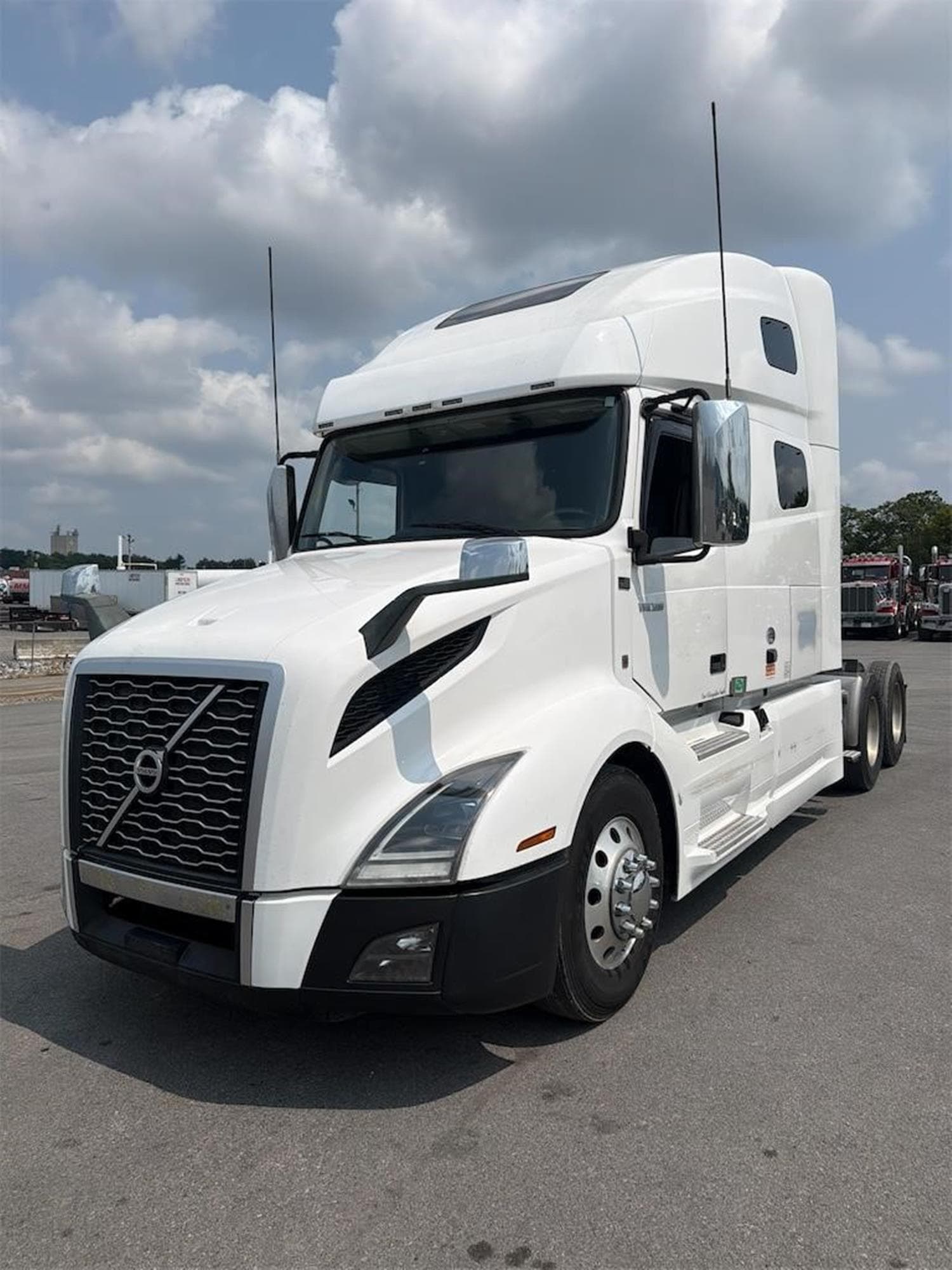 VOLVO VNL64T760 IfggtX7.jpeg
