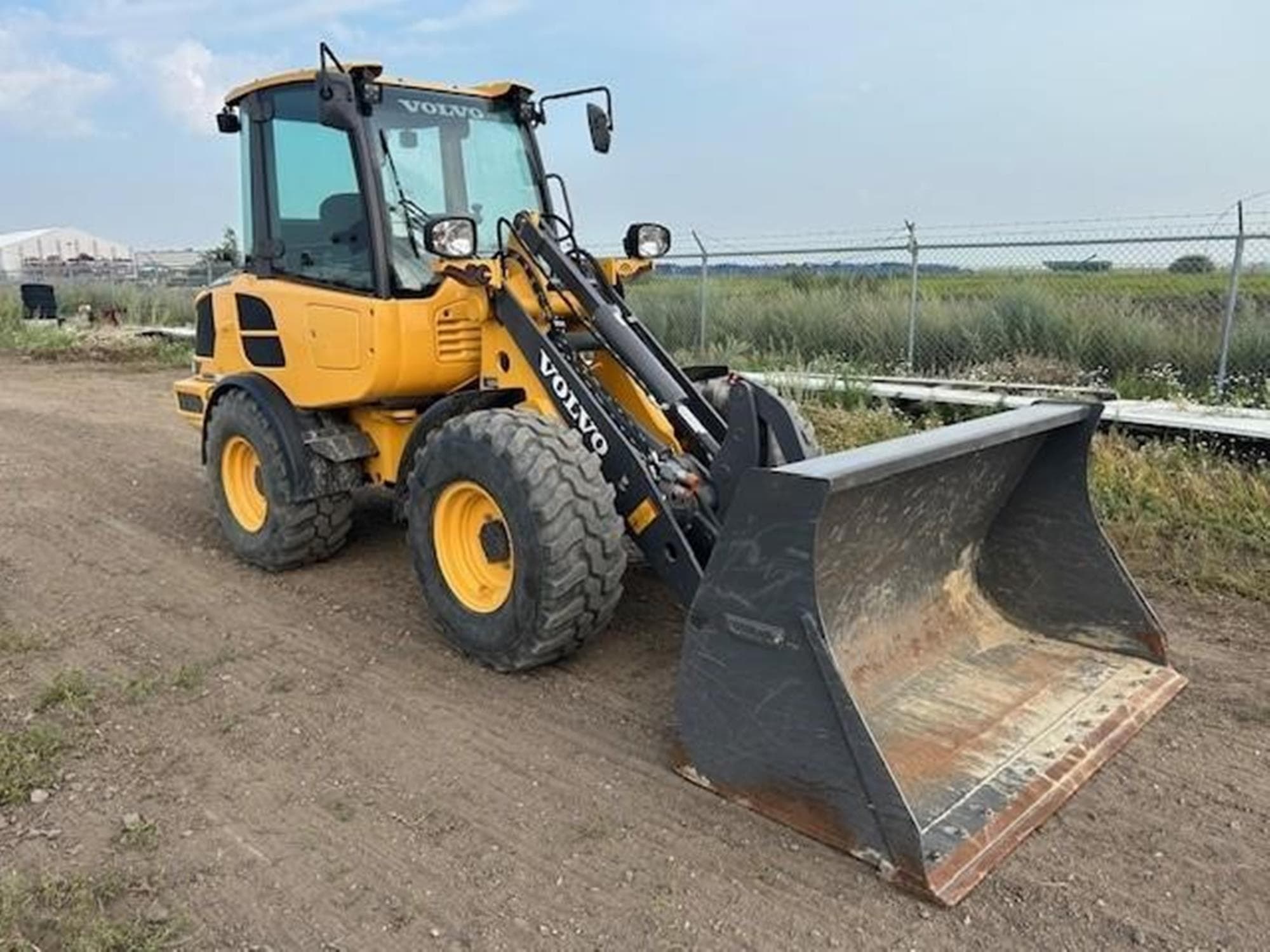 VOLVO L25H y7HWGQP.jpeg