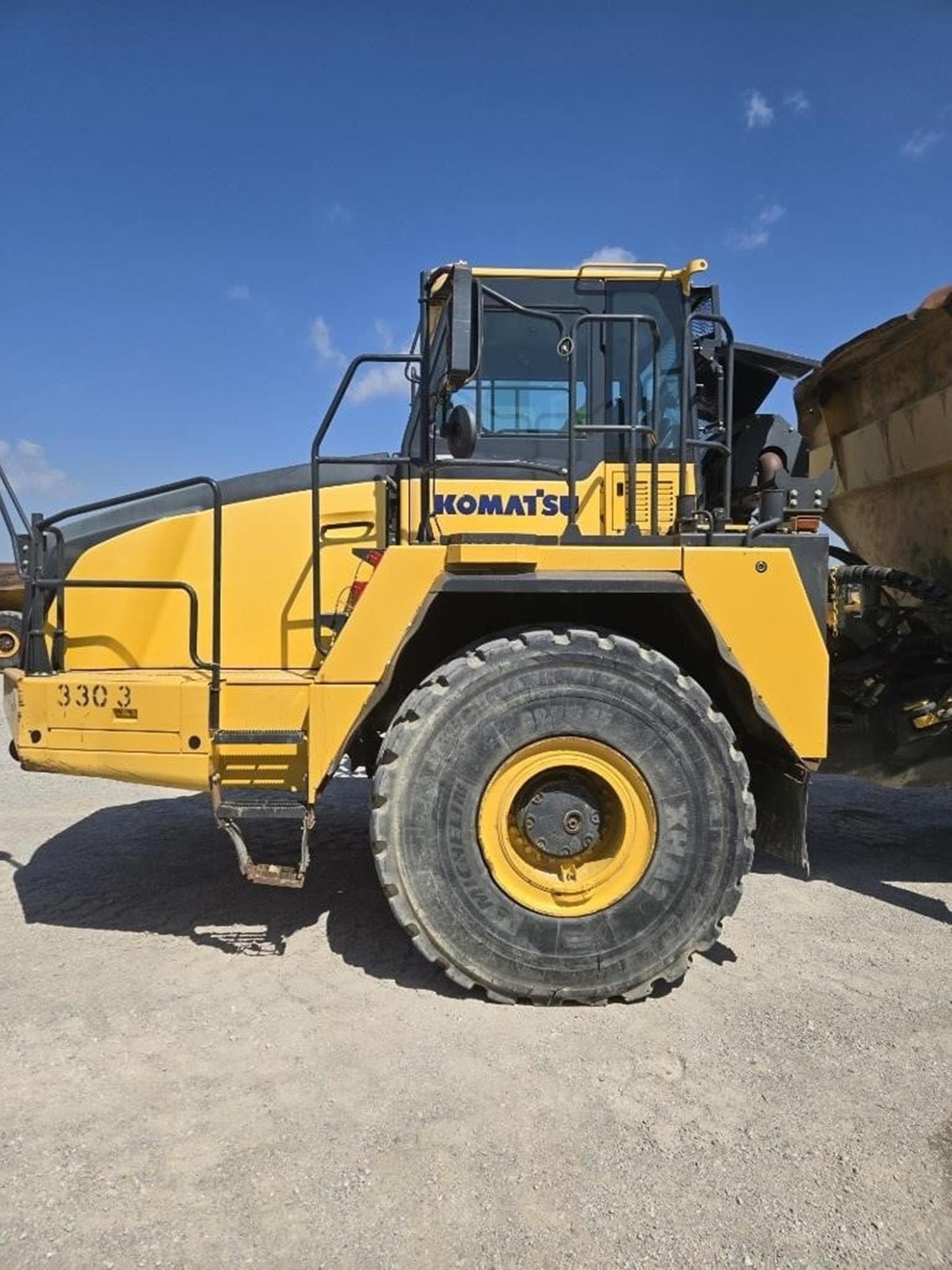 KOMATSU HM400-5 jtvsckn.jpeg
