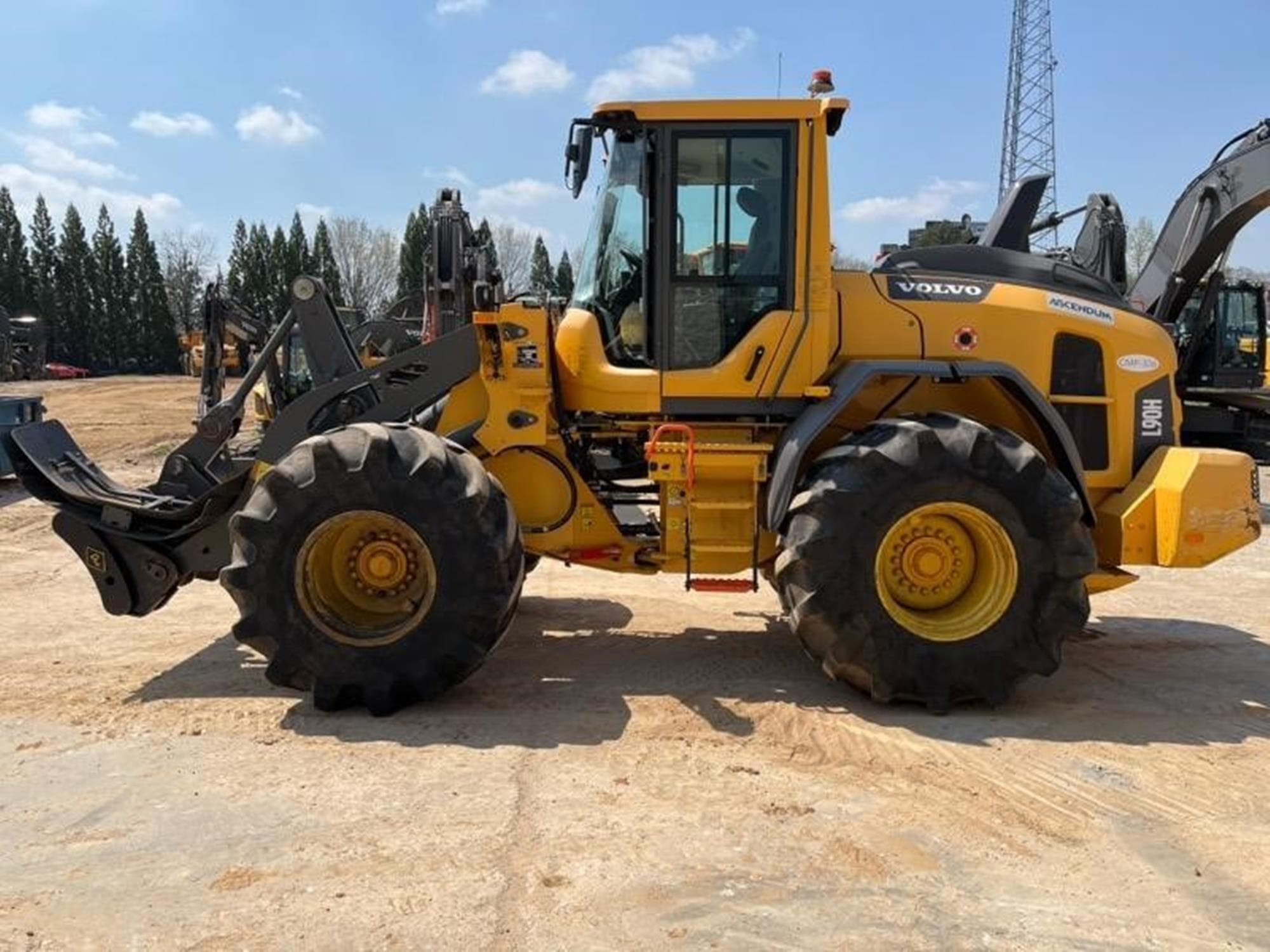 VOLVO L90H gfRfYjS.jpeg