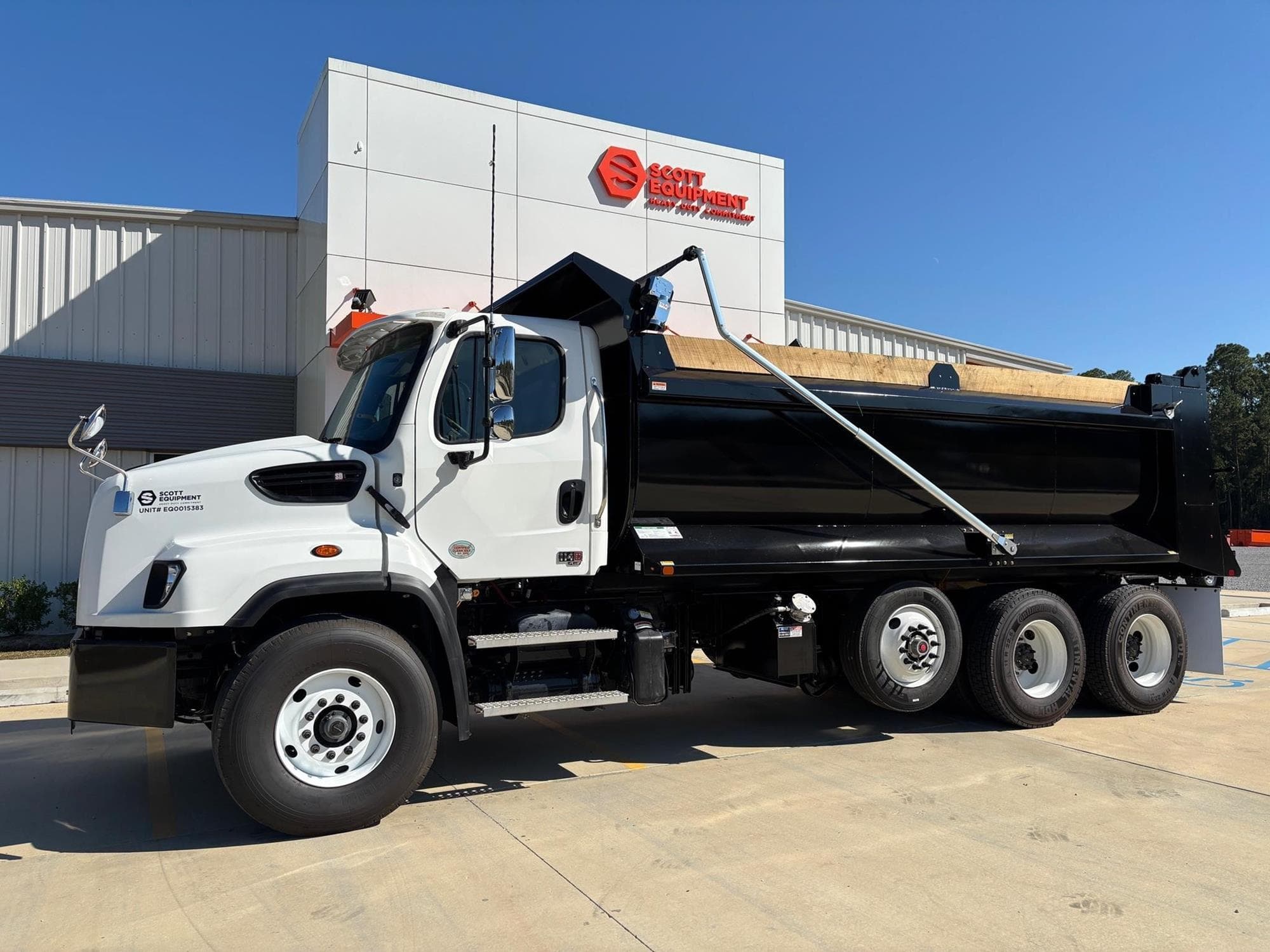 FREIGHTLINER 114SD PLUS iAZZ1HP.jpeg