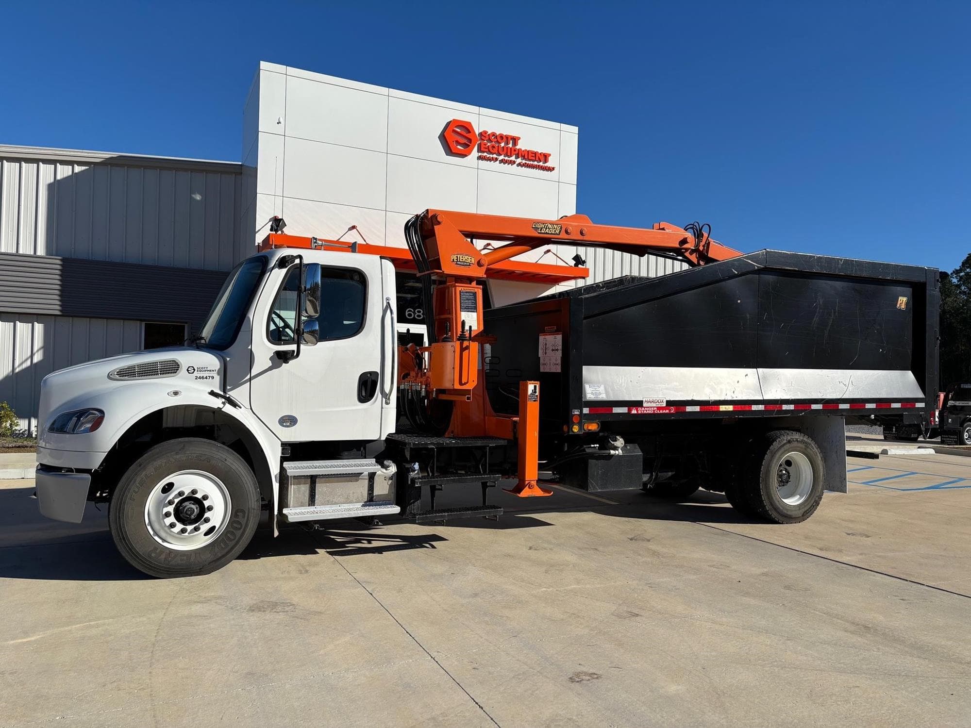 FREIGHTLINER BUSINESS CLASS M2 106 8EVtc63.jpeg