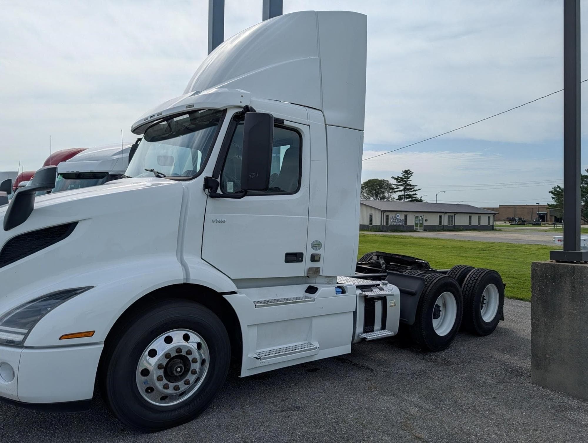 VOLVO VNR64T300 fRc7wVi.jpeg