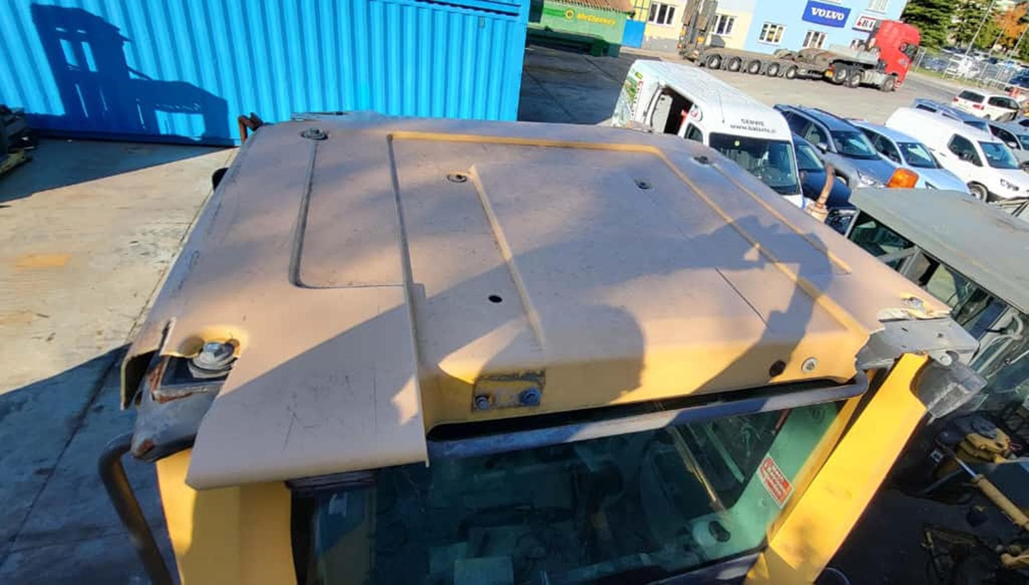 Volvo_cab_roof_17257241_Balavto_1.jpg