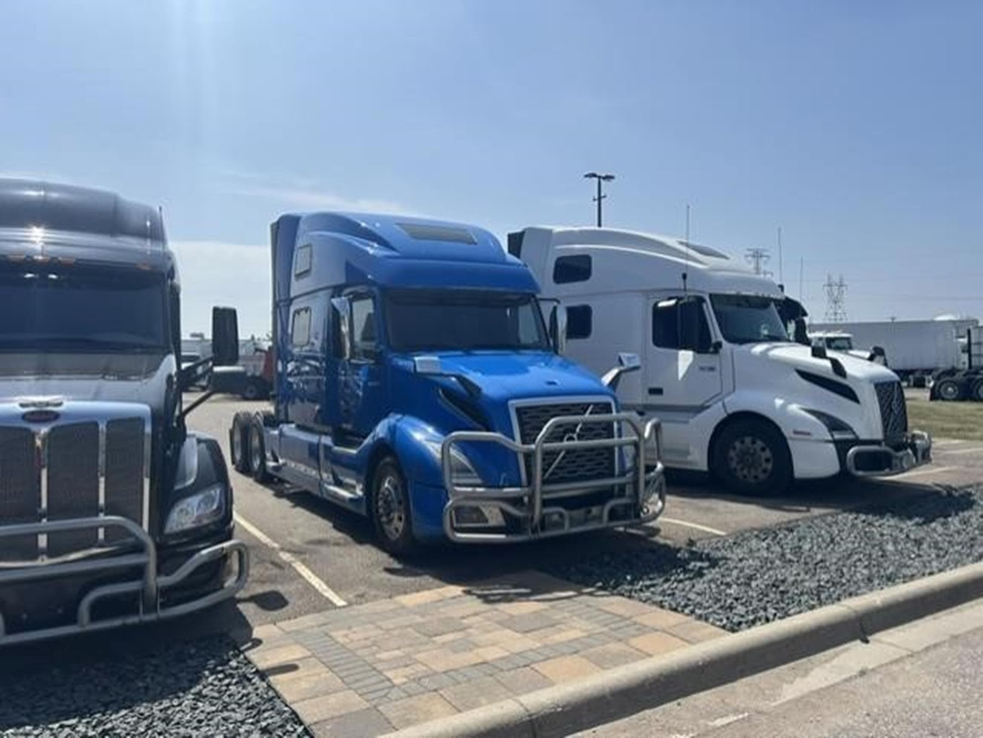 VOLVO VNL64T860 CE2q9Pz.jpeg
