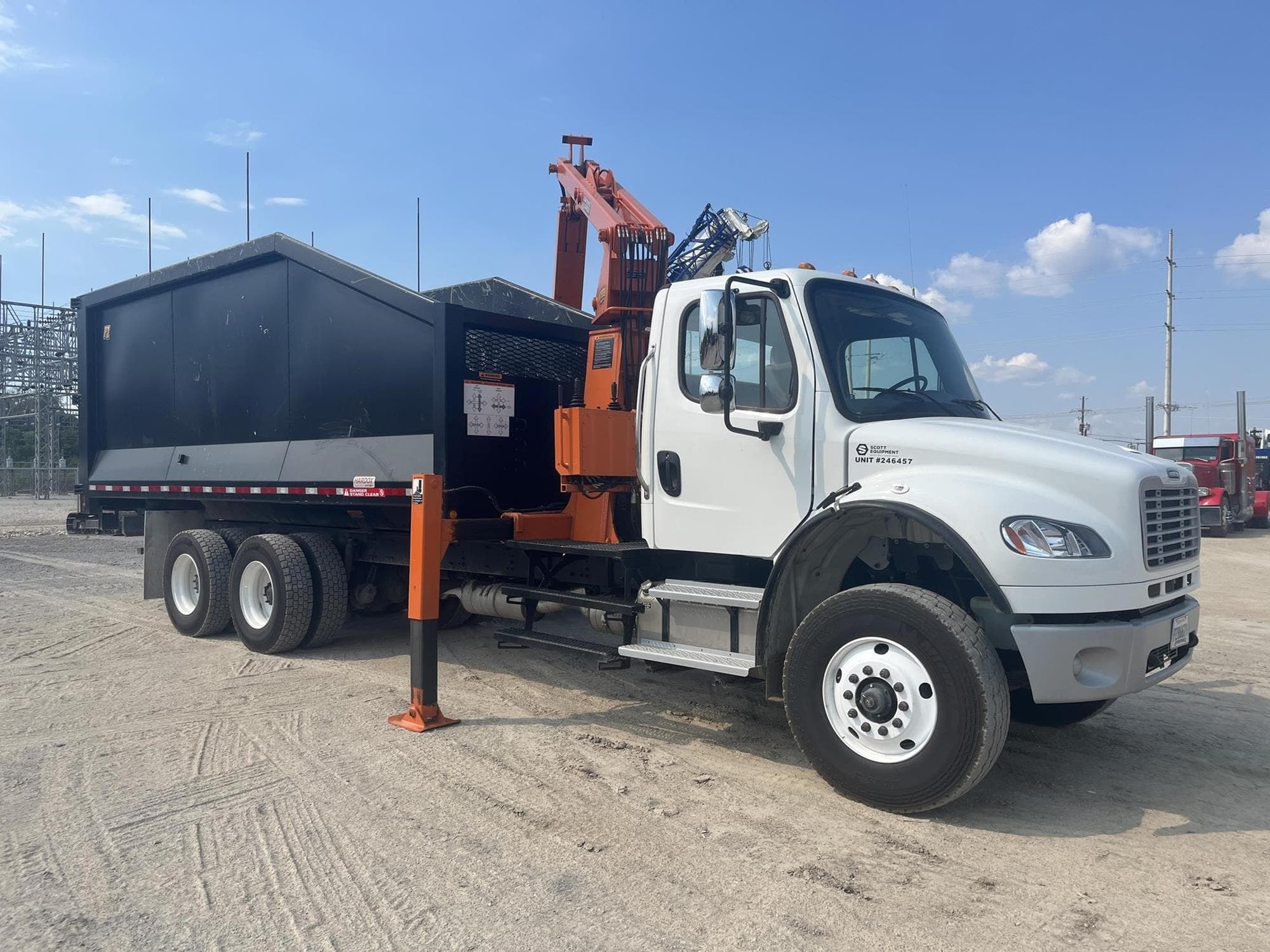 FREIGHTLINER BUSINESS CLASS M2 106 NoJuiYX.jpeg