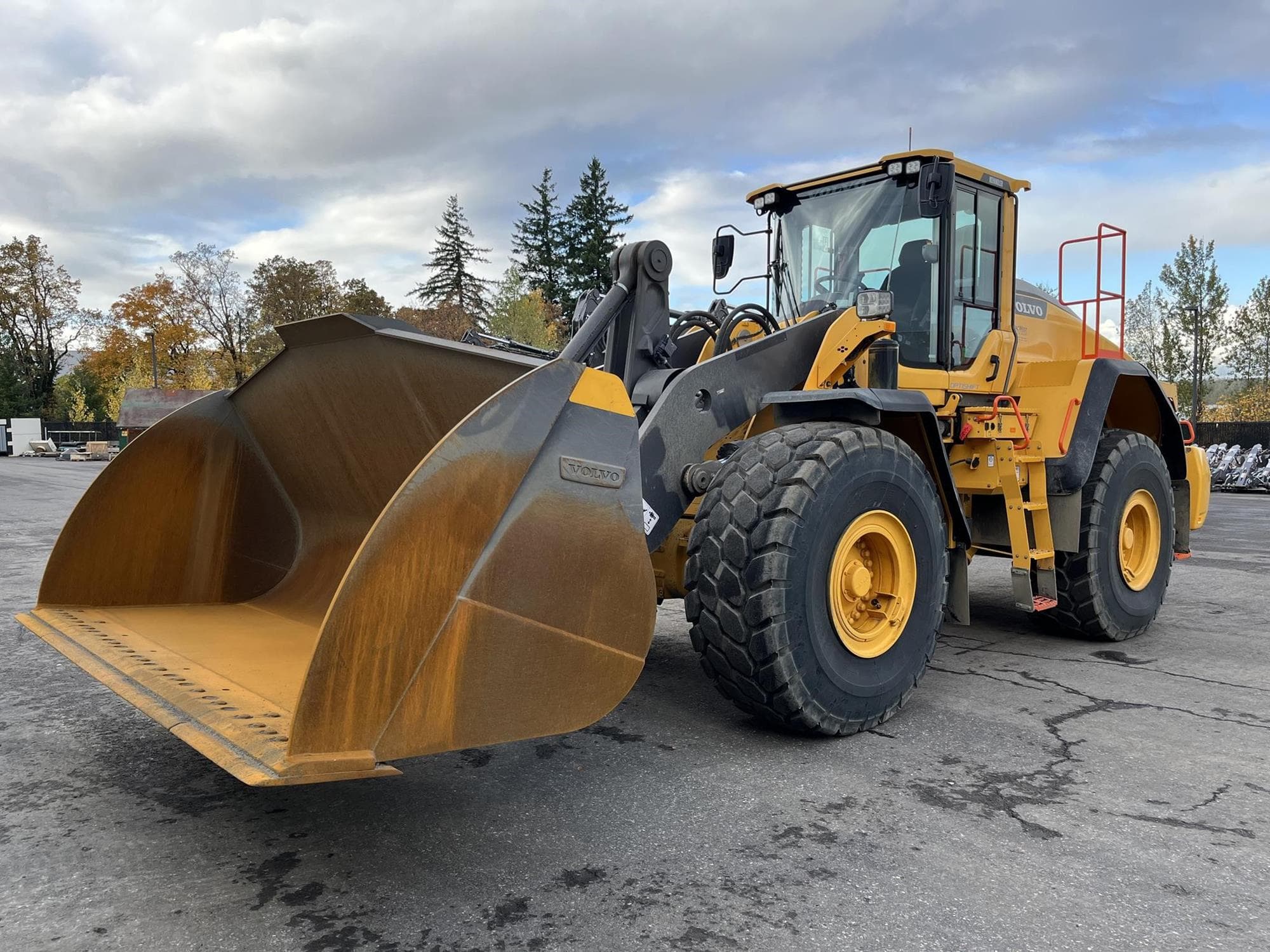 VOLVO L180H 6YAkHO5.jpeg
