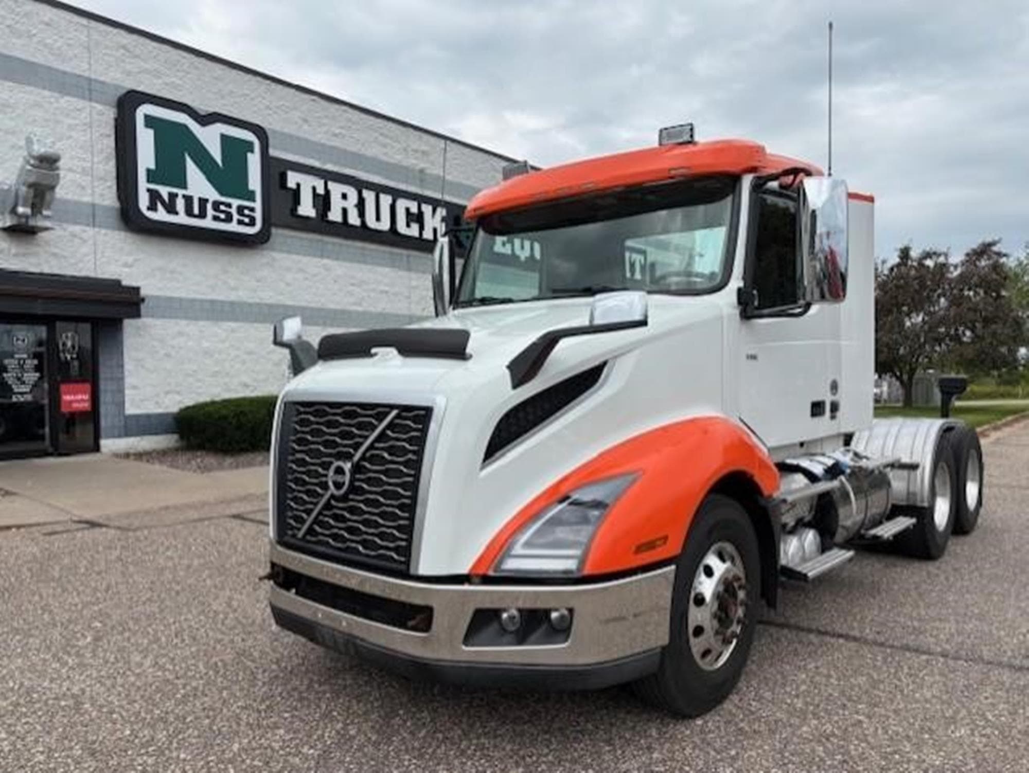 VOLVO VNL64T300 4qjVYYv.jpeg