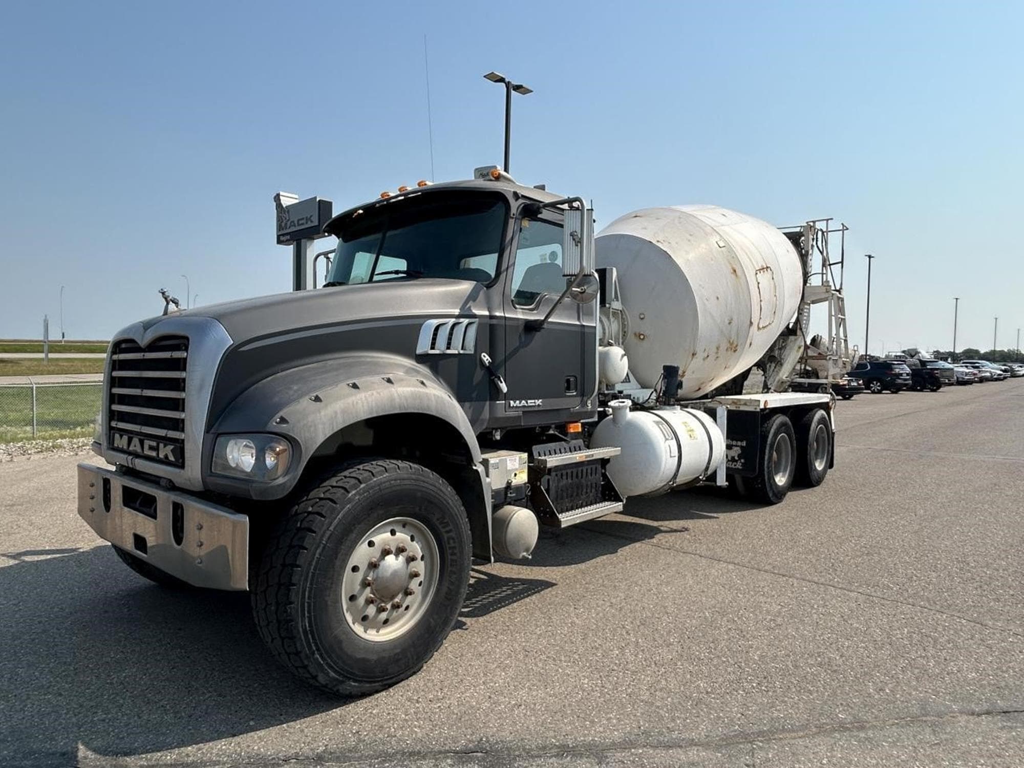 MACK GRANITE GU713 9CrdzzI.jpeg