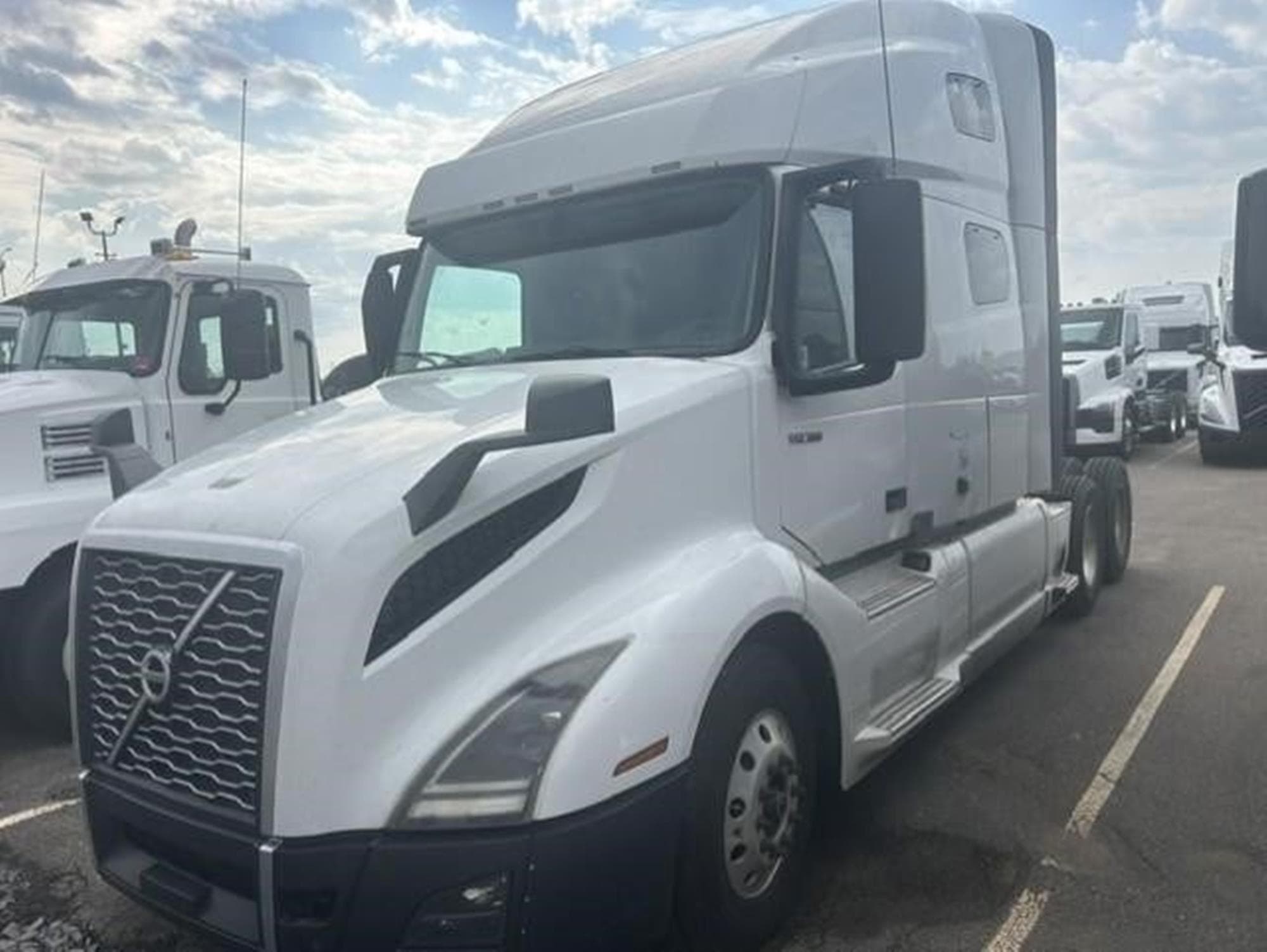 VOLVO VNL64T760 2bw2hz0.jpeg