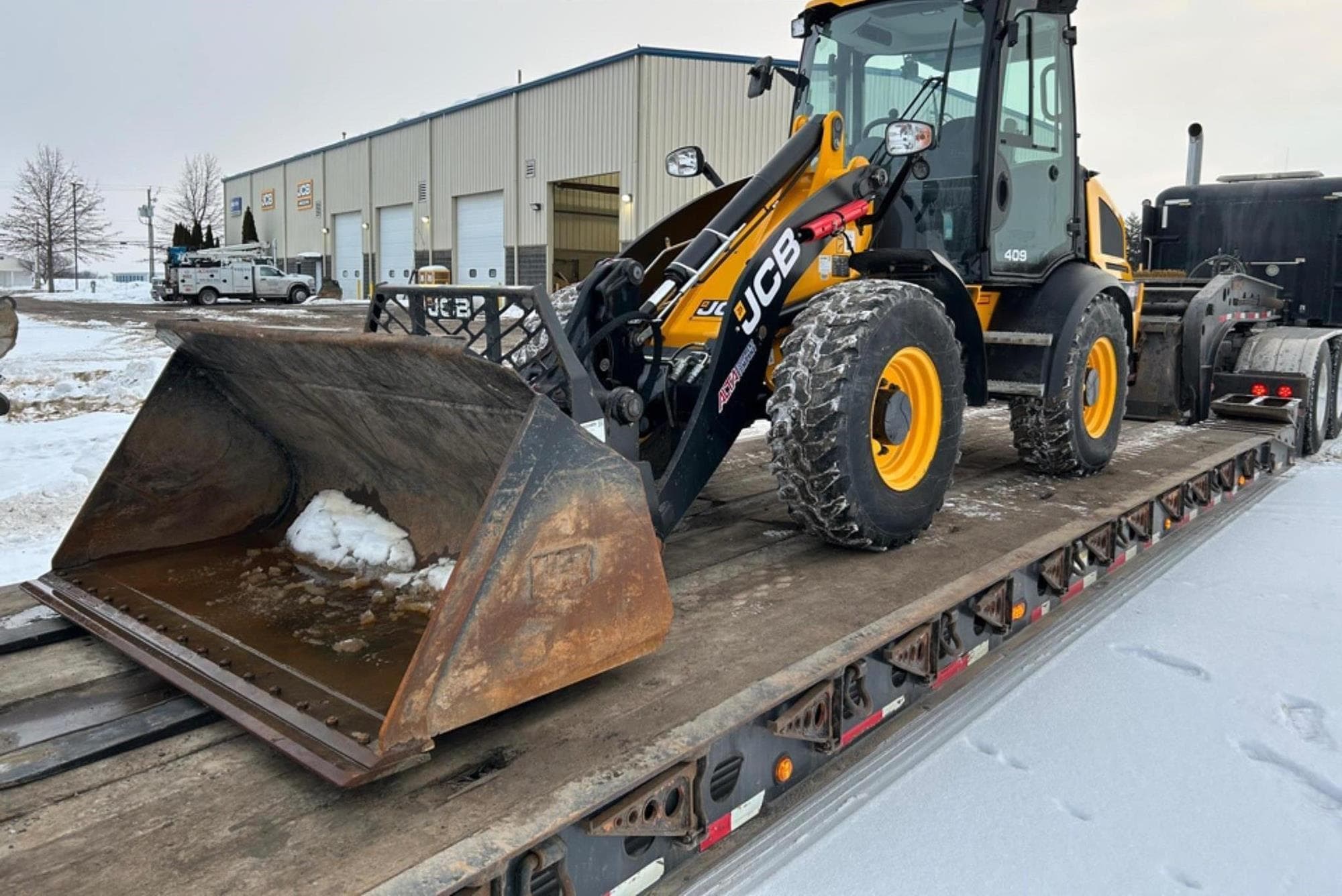 JCB 409 7y2HknE.jpeg