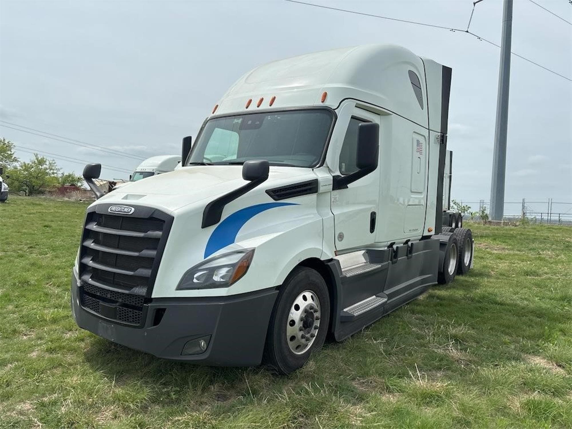 FREIGHTLINER CASCADIA 126 NnvM6iD.jpeg