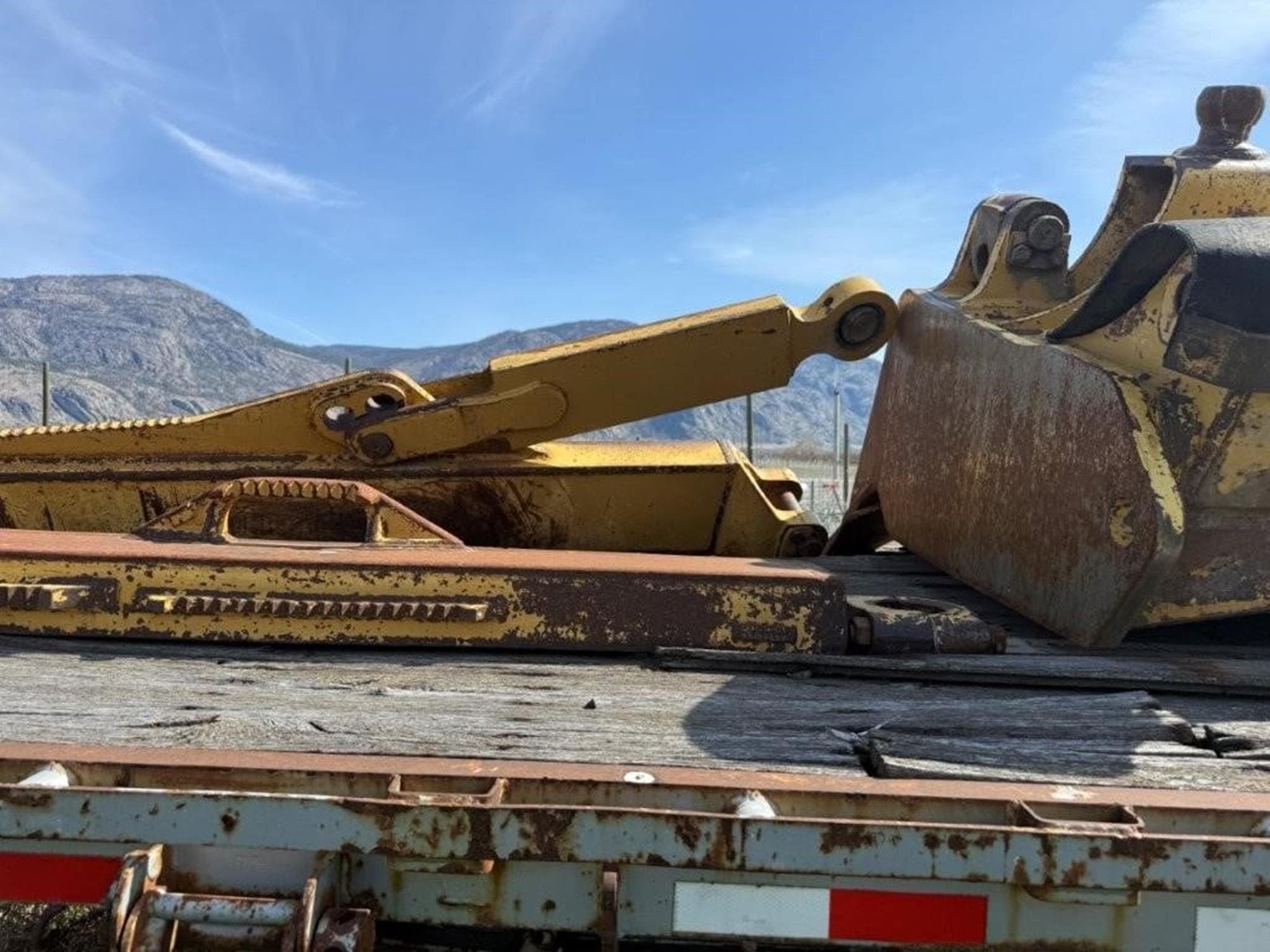 CATERPILLAR SEMI U 8enTpMi.jpeg