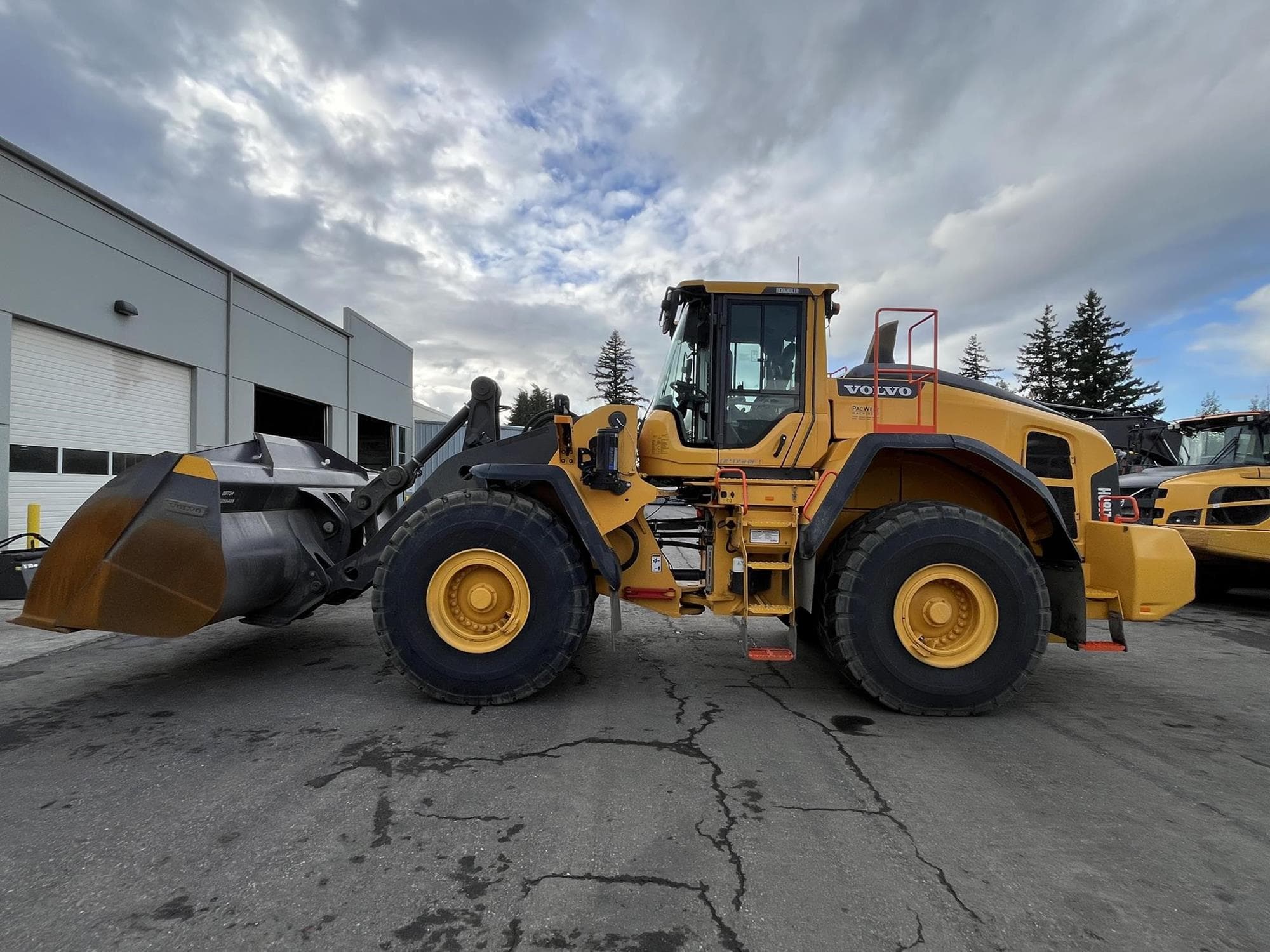 VOLVO L180H paztq4W.jpeg