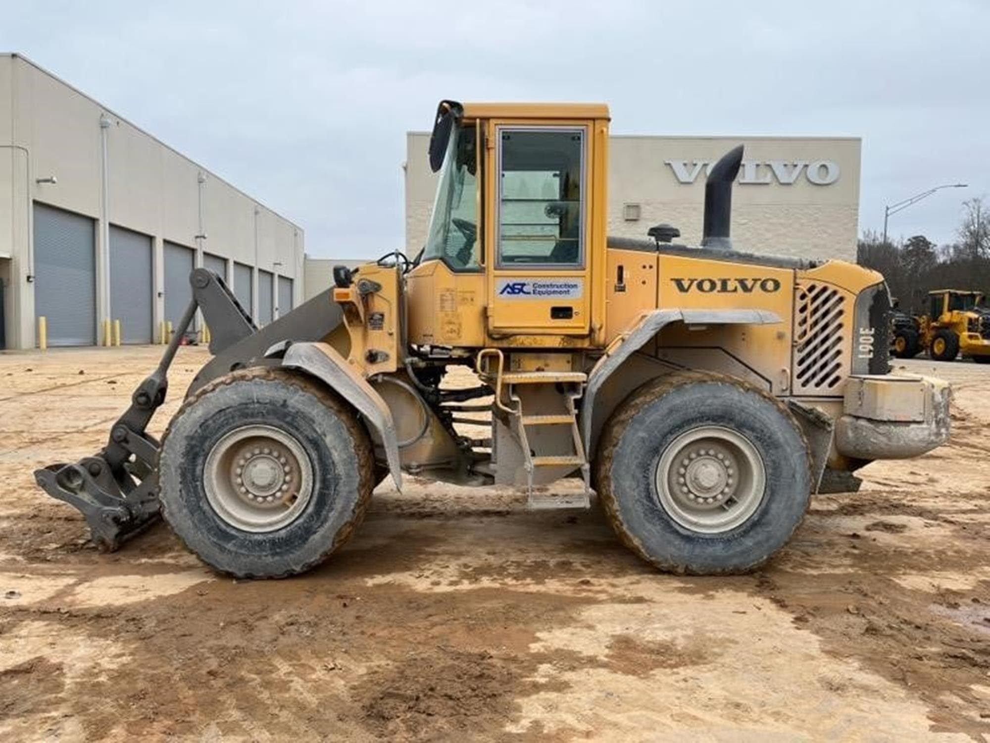 VOLVO L90E lb2xypc.jpeg