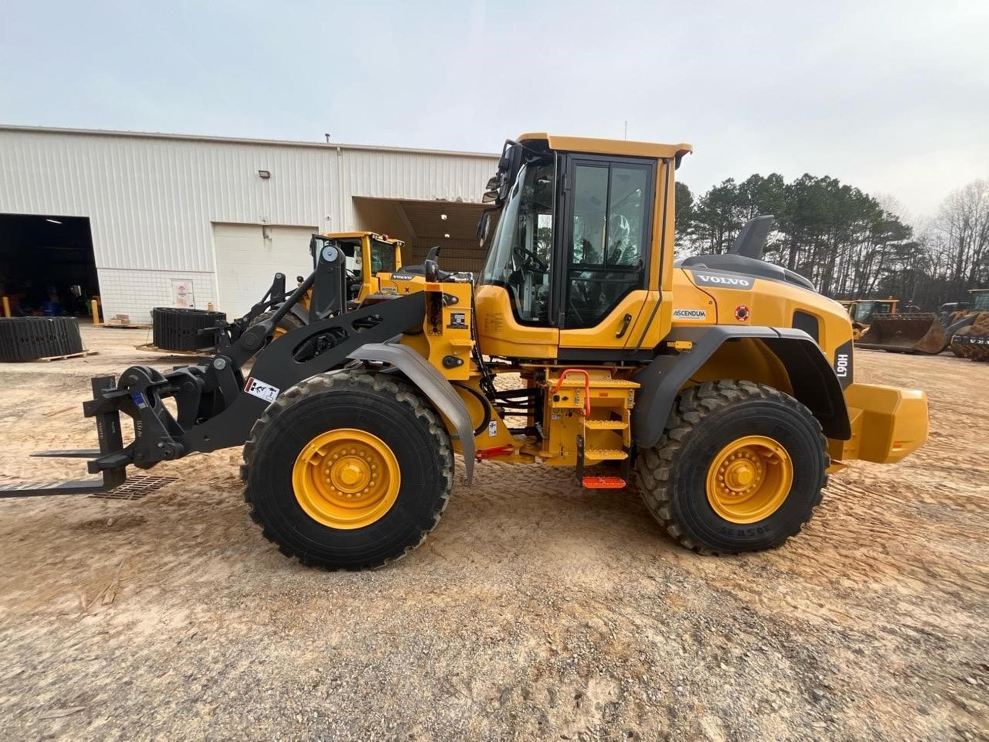 VOLVO L90H 3JptSqn.jpeg