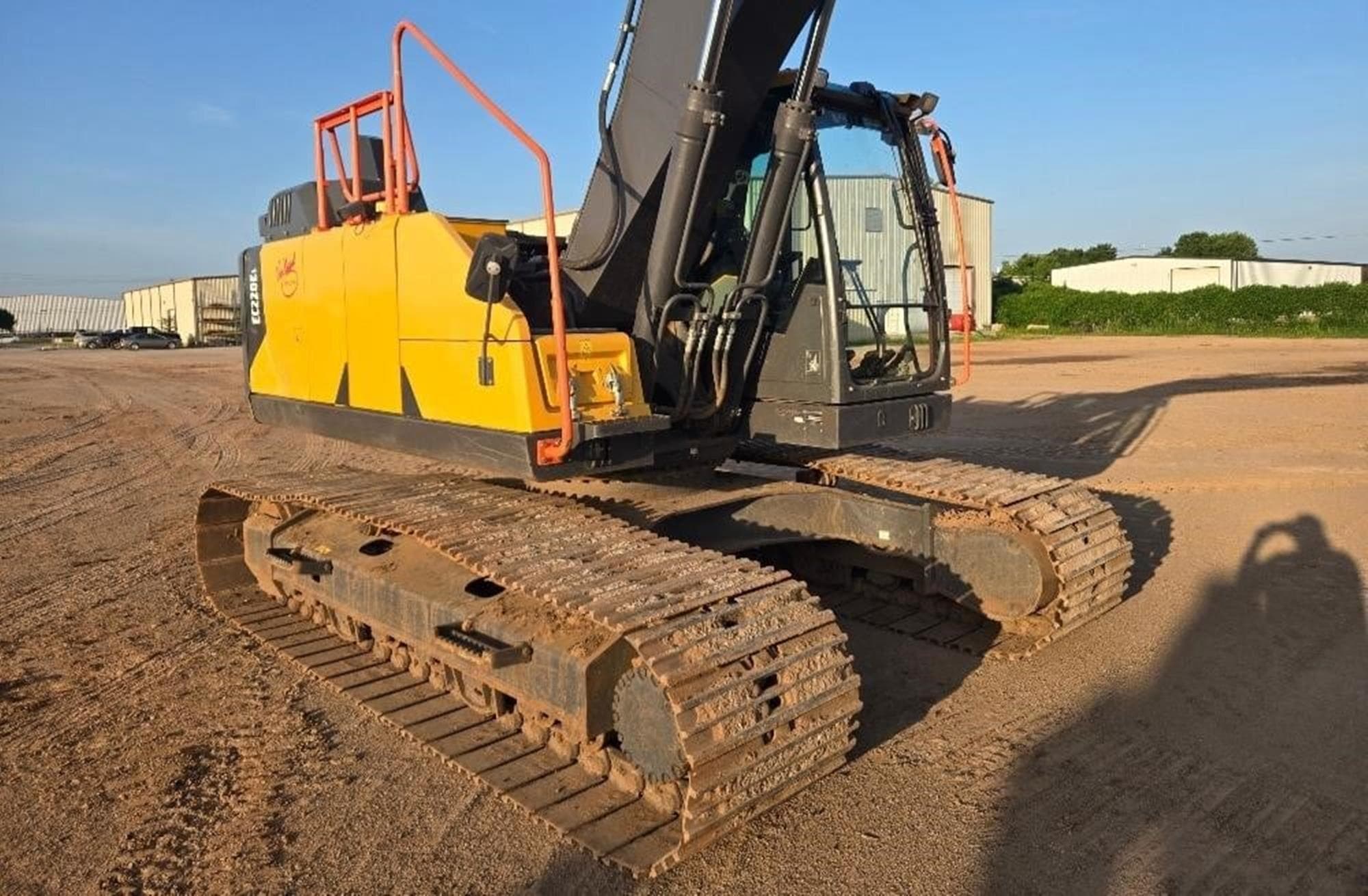 VOLVO EC220E GUlLqiM.jpeg