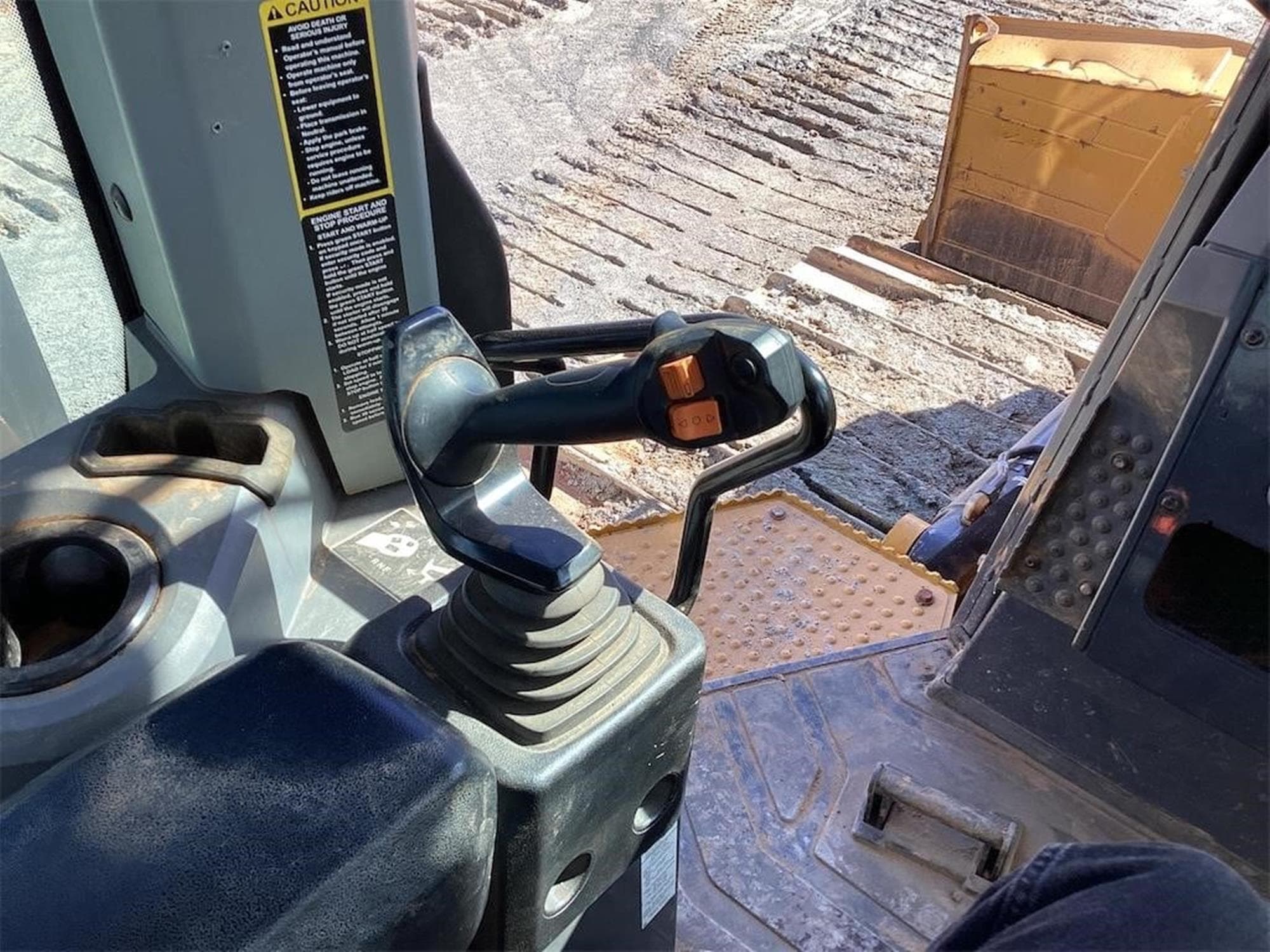 DEERE 750L 2fMHmKy.jpeg