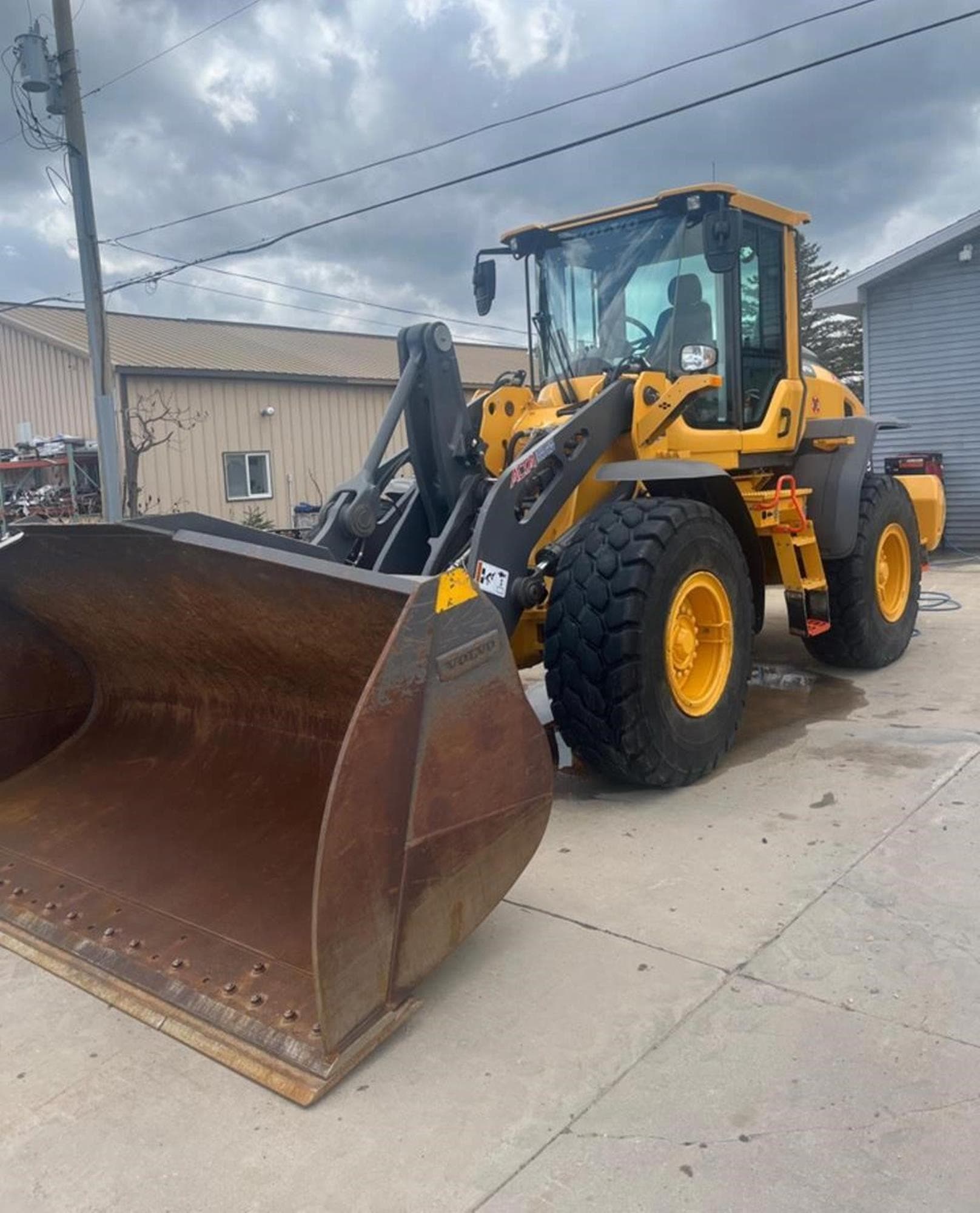VOLVO L90H 9r7CvW1.jpeg