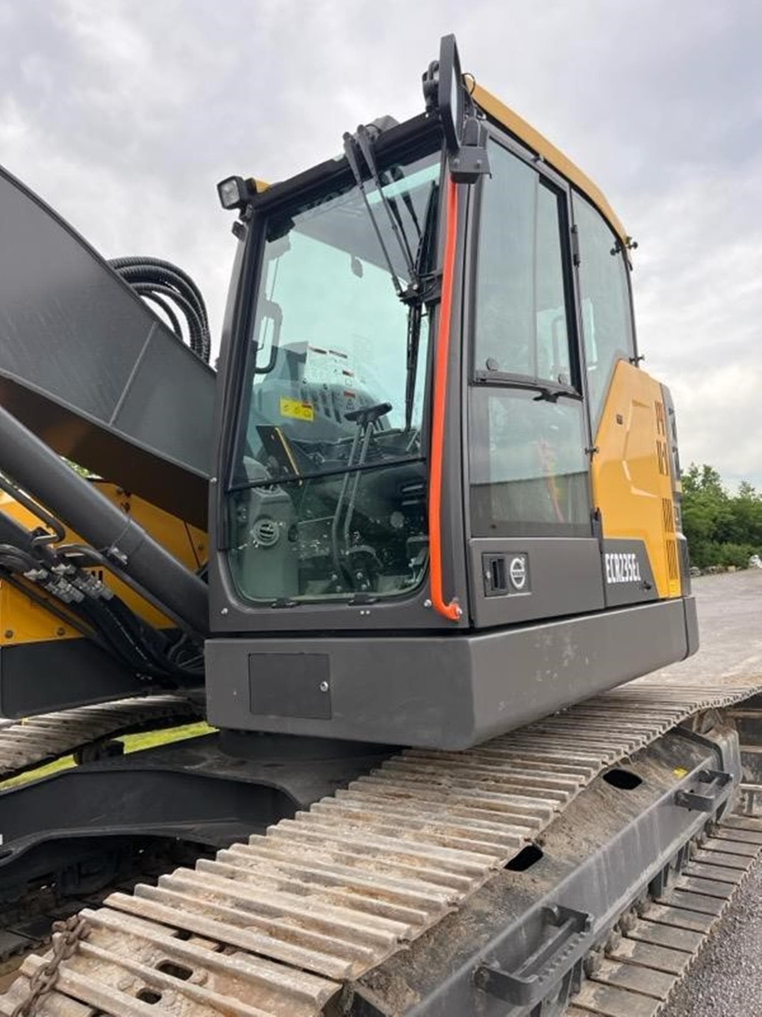 VOLVO ECR235EL yVZdjTD.jpeg