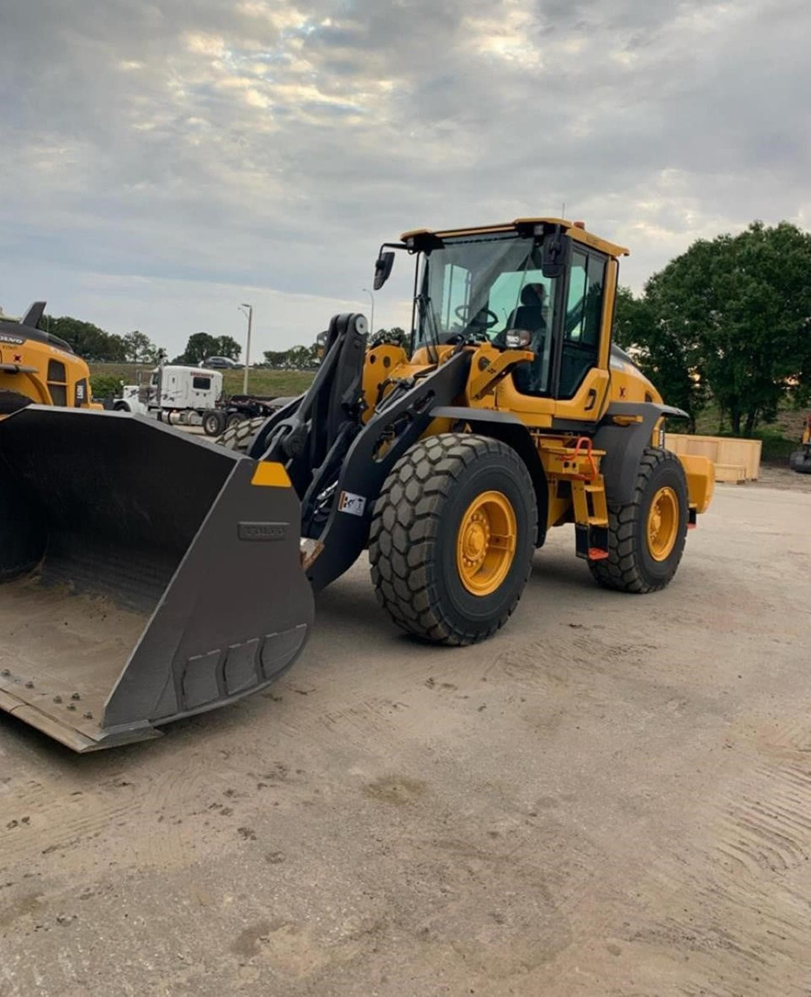 VOLVO L90H mDZD99C.jpeg